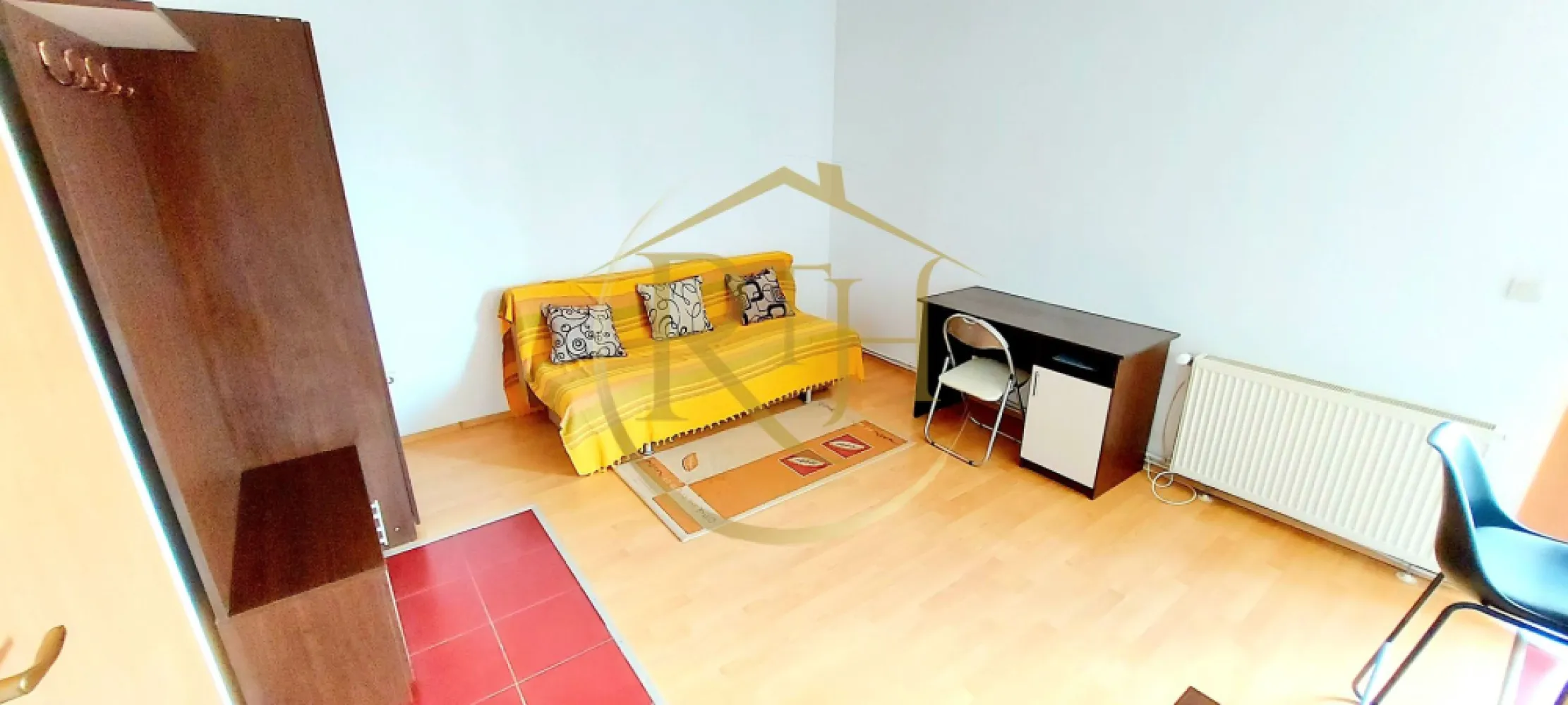 Oferim spre inchiriere, apartament 1 camera, studio, Zona Soarelui - Oferim spre închiriere o garsonieră luminoasă și modernă, situată la etajul 2 al unui bloc nou, într-o zonă excelentă din cartierul Soarelui. Proprietatea beneficiază de un balcon spațios și loc de parcare privat, accesibil prin barieră și monitorizat video.
Localizarea este ideală, la doar 2 minute de Sud Plaza, magazine precum Profi și stații pentru mijloacele de transport în comun, 10 minute de Spitalul Județean, Continental, Auchan, Lidl, Penny, Mega Image și 15 minute de Complexul Studențesc, ceea ce o face perfectă pentru o viață comodă și conectată.
Garsoniera este complet mobilată și utilată, oferind confortul necesar pentru un trai plăcut. Dispune de canapea extensibilă, frigider, mașină de spălat, plită electrică pentru gătit și baie dotată cu cabină de duș.
Încălzirea se realizează prin centrala proprie a blocului, ceea ce asigură cheltuieli reduse de întreținere pe tot parcursul anului.
Se închiriază pentru o singură persoană sau un cuplu. Nu se acceptă animale de companie.

Vizionare online: https://youtu.be/x5vgerx9XhY
Preț: 230 euro/lună + 230 garantie + comision agentie

Proprietate reprezentată de RealTimHouse.ro – Un pas spre un loc doar al tău!