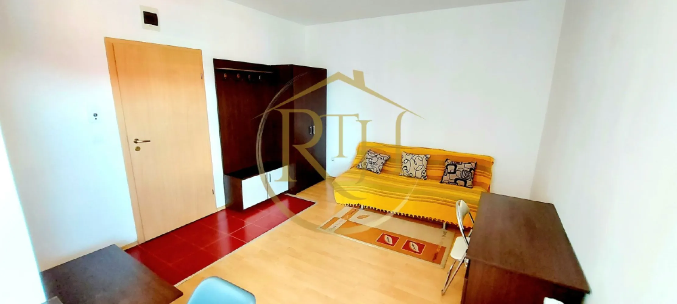 Oferim spre inchiriere, apartament 1 camera, studio, Zona Soarelui - Oferim spre închiriere o garsonieră luminoasă și modernă, situată la etajul 2 al unui bloc nou, într-o zonă excelentă din cartierul Soarelui. Proprietatea beneficiază de un balcon spațios și loc de parcare privat, accesibil prin barieră și monitorizat video.
Localizarea este ideală, la doar 2 minute de Sud Plaza, magazine precum Profi și stații pentru mijloacele de transport în comun, 10 minute de Spitalul Județean, Continental, Auchan, Lidl, Penny, Mega Image și 15 minute de Complexul Studențesc, ceea ce o face perfectă pentru o viață comodă și conectată.
Garsoniera este complet mobilată și utilată, oferind confortul necesar pentru un trai plăcut. Dispune de canapea extensibilă, frigider, mașină de spălat, plită electrică pentru gătit și baie dotată cu cabină de duș.
Încălzirea se realizează prin centrala proprie a blocului, ceea ce asigură cheltuieli reduse de întreținere pe tot parcursul anului.
Se închiriază pentru o singură persoană sau un cuplu. Nu se acceptă animale de companie.

Vizionare online: https://youtu.be/x5vgerx9XhY
Preț: 230 euro/lună + 230 garantie + comision agentie

Proprietate reprezentată de RealTimHouse.ro – Un pas spre un loc doar al tău!