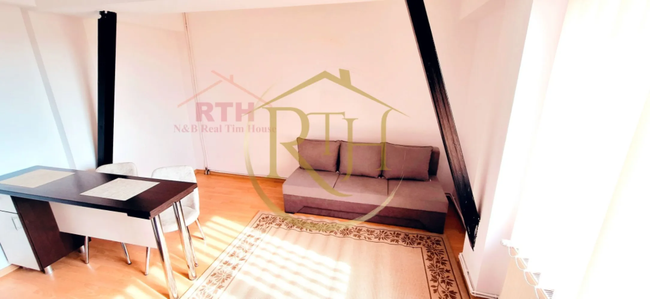Oferim spre inchiriere apartament 1 camera, bloc nou, Zona Soarelui - Oferim spre inchiriere apartament cu 1 camera, model studio, situat la etajul 2, cladire nou, in zona Soarelui la doar 2 minute de Sud Plaza, foarte aproape de Continental si Spitalul Judetean . 
Apartamentul se inchiriaza complet mobilat si utilat . Dispune de canapea extensibila, frigider, masina de spalat, plita pentru gatit electrica, clima, televizor ( televizor o sa fie unul nou ) . 
Confotul termic al apartamentului se realizeaza prin centrala pe cladire iar contorizarea se face cu ajutorul repartitoarelor . Cheltuieli foarte mici de intretinere . 
Cei care au masina, au posibilitatea de a beneficia de un loc de parcare in curtea blocului la doar 10 euro pe luna . 
Apartamentul este ideal pentru un cuplu sau o singura persoana . Nu se accepta @nimale de companie . Liber din data de 18 iunie .
Proprietate reprezentata de RealTimHouse .ro . Un pas spre un loc doar al tau !
Vizionare online : https://youtu.be/MBLJhTLZKsE?feature=shared
Pret : 230 euro + garantie 230 euro + comision agentie .