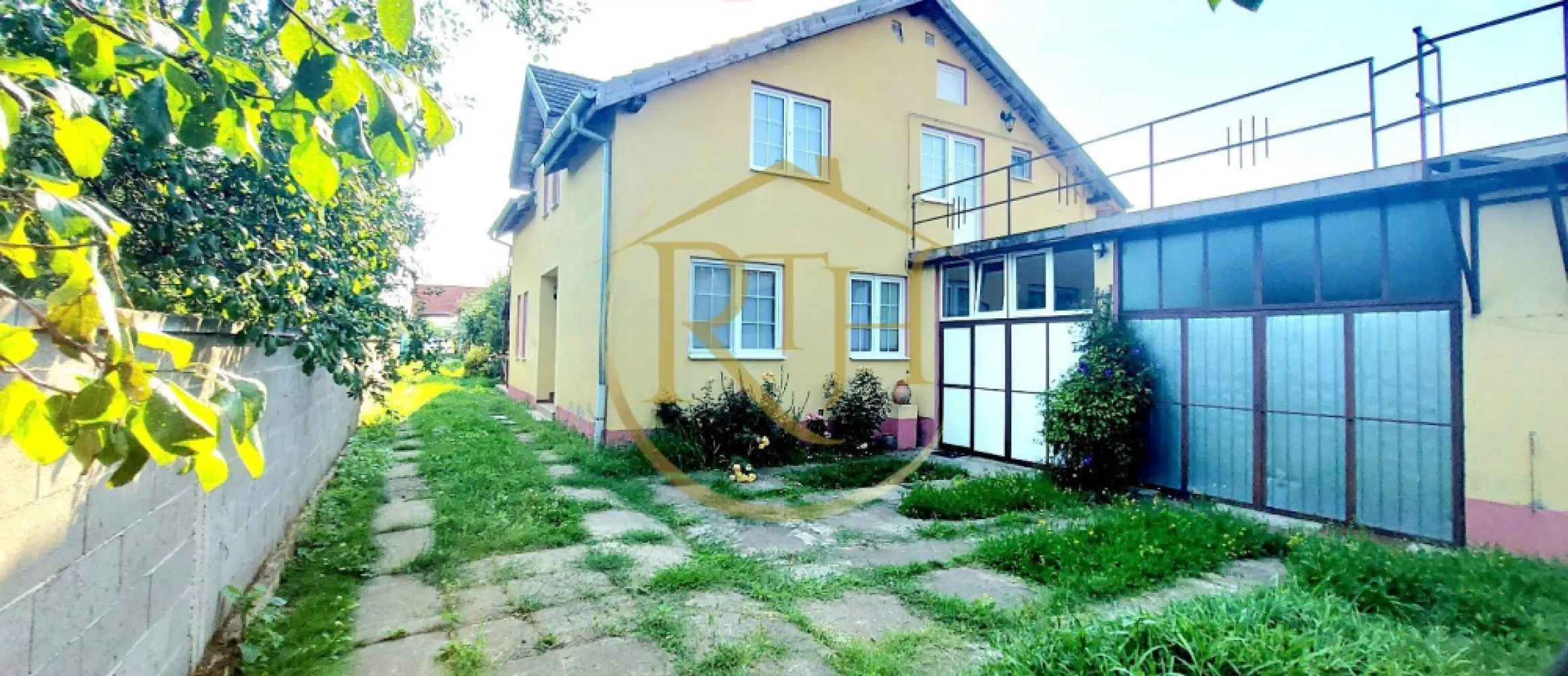 Oferim spre vanzare casa, 6 camere, 162mp utili, 809mp teren, in Giroc - Oferim spre vânzare o casă individuală spațioasă, situată în Giroc, pe strada Bârzava, în vatra satului, aproape de supermarket, școală, grădiniță, biserică și cu acces facil la Centura Sud.

Construită în 2007, casa are un regim de înălțime P+M și este realizată din cărămidă, cu acoperiș din țiglă. Si izolatie termica . Compartimentarea este ideală pentru o familie numeroasă sau pentru două generații, având 6 camere, 2 băi, 2 bucătării, dressing, cameră tehnică, spații de depozitare și beci. De asemenea, beneficiază de două garaje cu acces direct în casă și două terase generoase, perfecte pentru relaxare, terasa de jos are suprafata de 22 mp, iar terasa de la etaj are suprafata de 43 mp. Accesul in casa se poate face si separat, casa avand si intrare separata pentru partea de sus . 
Terenul aferent are o suprafață de 511mp și include o curte frumos si livada cu pomi fructiferi, mult spațiu verde și un loc de grătar. Casa este dotată cu geamuri termopan, gresie, faianță, parchet și climatizare. Sistemul de încălzire poate fi asigurat atât de centrala termică pe gaz, cât și de centrala pe lemne.
Accesul se face pe un drum de servitute trecut in acte, care deserveste cele 2 proprietati, casa de la strada si aceasta casa . 
Suprafața utilă a casei este de 162 mp, iar locuința se vinde semimobilată și utilată. 
Se acceptă atât plata cash, cât și prin credit ipotecar. Oferim consultanță gratuită pentru obținerea unui credit prin brokerul nostru, ajutându-vă să găsiți cea mai avantajoasă soluție de finanțare.

Prețul este de 199.000 euro(se poate vinde cu o suprafata de 809 mp la prete 227000 euro), ușor negociabil, fără comision de agenție. 
Proprietatea este reprezentată exclusiv de RealTimHouse.ro – Un pas spre un loc doar al tău! 
Pentru mai multe detalii și programarea unei vizionări, nu ezitați să ne contactați la numărul din anunț.