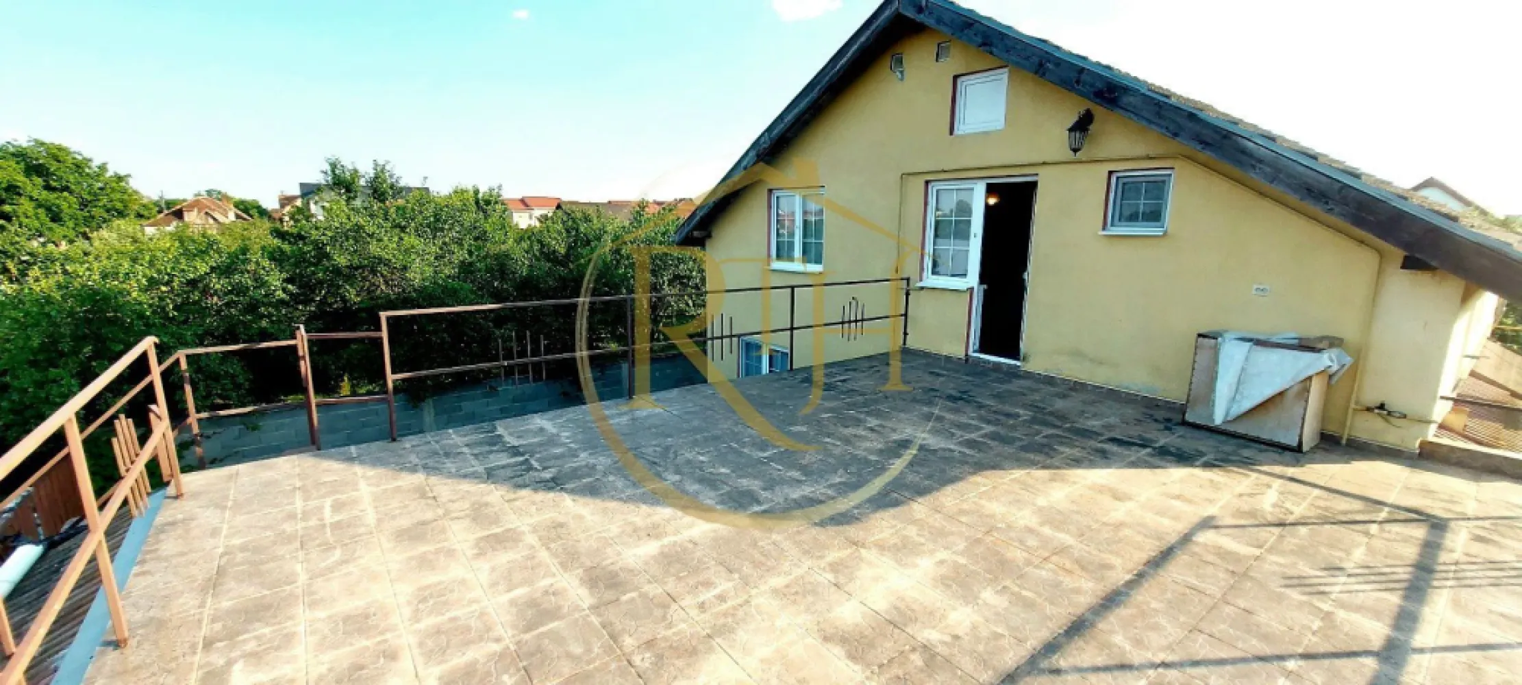 Oferim spre vanzare casa, 6 camere, 162mp utili, 809mp teren, in Giroc - Oferim spre vânzare o casă individuală spațioasă, situată în Giroc, pe strada Bârzava, în vatra satului, aproape de supermarket, școală, grădiniță, biserică și cu acces facil la Centura Sud.

Construită în 2007, casa are un regim de înălțime P+M și este realizată din cărămidă, cu acoperiș din țiglă. Si izolatie termica . Compartimentarea este ideală pentru o familie numeroasă sau pentru două generații, având 6 camere, 2 băi, 2 bucătării, dressing, cameră tehnică, spații de depozitare și beci. De asemenea, beneficiază de două garaje cu acces direct în casă și două terase generoase, perfecte pentru relaxare, terasa de jos are suprafata de 22 mp, iar terasa de la etaj are suprafata de 43 mp. Accesul in casa se poate face si separat, casa avand si intrare separata pentru partea de sus . 
Terenul aferent are o suprafață de 511mp și include o curte frumos si livada cu pomi fructiferi, mult spațiu verde și un loc de grătar. Casa este dotată cu geamuri termopan, gresie, faianță, parchet și climatizare. Sistemul de încălzire poate fi asigurat atât de centrala termică pe gaz, cât și de centrala pe lemne.
Accesul se face pe un drum de servitute trecut in acte, care deserveste cele 2 proprietati, casa de la strada si aceasta casa . 
Suprafața utilă a casei este de 162 mp, iar locuința se vinde semimobilată și utilată. 
Se acceptă atât plata cash, cât și prin credit ipotecar. Oferim consultanță gratuită pentru obținerea unui credit prin brokerul nostru, ajutându-vă să găsiți cea mai avantajoasă soluție de finanțare.

Prețul este de 199.000 euro(se poate vinde cu o suprafata de 809 mp la prete 227000 euro), ușor negociabil, fără comision de agenție. 
Proprietatea este reprezentată exclusiv de RealTimHouse.ro – Un pas spre un loc doar al tău! 
Pentru mai multe detalii și programarea unei vizionări, nu ezitați să ne contactați la numărul din anunț.