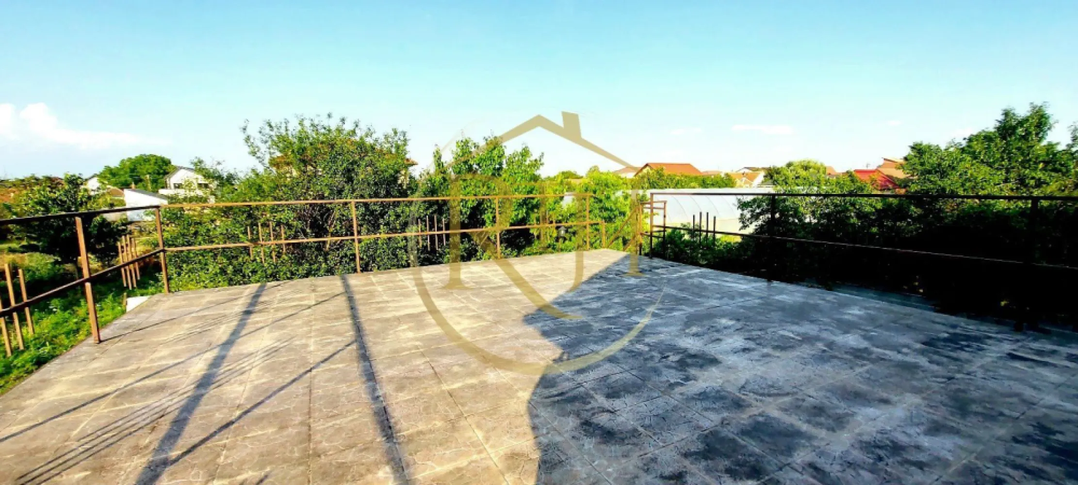 Oferim spre vanzare casa, 6 camere, 162mp utili, 809mp teren, in Giroc - Oferim spre vânzare o casă individuală spațioasă, situată în Giroc, pe strada Bârzava, în vatra satului, aproape de supermarket, școală, grădiniță, biserică și cu acces facil la Centura Sud.

Construită în 2007, casa are un regim de înălțime P+M și este realizată din cărămidă, cu acoperiș din țiglă. Si izolatie termica . Compartimentarea este ideală pentru o familie numeroasă sau pentru două generații, având 6 camere, 2 băi, 2 bucătării, dressing, cameră tehnică, spații de depozitare și beci. De asemenea, beneficiază de două garaje cu acces direct în casă și două terase generoase, perfecte pentru relaxare, terasa de jos are suprafata de 22 mp, iar terasa de la etaj are suprafata de 43 mp. Accesul in casa se poate face si separat, casa avand si intrare separata pentru partea de sus . 
Terenul aferent are o suprafață de 511mp și include o curte frumos si livada cu pomi fructiferi, mult spațiu verde și un loc de grătar. Casa este dotată cu geamuri termopan, gresie, faianță, parchet și climatizare. Sistemul de încălzire poate fi asigurat atât de centrala termică pe gaz, cât și de centrala pe lemne.
Accesul se face pe un drum de servitute trecut in acte, care deserveste cele 2 proprietati, casa de la strada si aceasta casa . 
Suprafața utilă a casei este de 162 mp, iar locuința se vinde semimobilată și utilată. 
Se acceptă atât plata cash, cât și prin credit ipotecar. Oferim consultanță gratuită pentru obținerea unui credit prin brokerul nostru, ajutându-vă să găsiți cea mai avantajoasă soluție de finanțare.

Prețul este de 199.000 euro(se poate vinde cu o suprafata de 809 mp la prete 227000 euro), ușor negociabil, fără comision de agenție. 
Proprietatea este reprezentată exclusiv de RealTimHouse.ro – Un pas spre un loc doar al tău! 
Pentru mai multe detalii și programarea unei vizionări, nu ezitați să ne contactați la numărul din anunț.