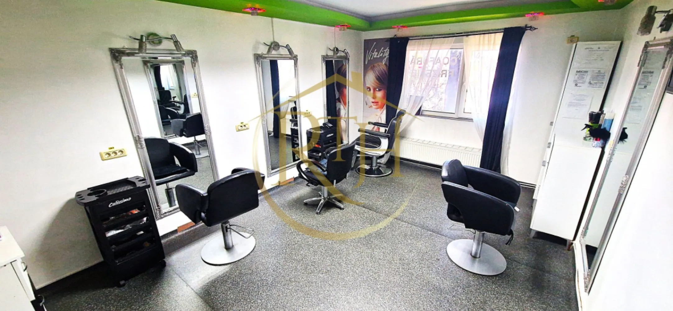 Oferim spre vanzare afacere la cheie,salon infrumusetare si masaj - :

💎 AFACERE LA CHEIE – SALON DE ÎNFRUMUSEȚARE COMPLET MOBILAT ȘI FUNCȚIONAL

📍 ZONA DE NORD – LOCAȚIE PREMIUM CU POTENȚIAL RIDICAT

✅ COMISION 0% pentru cumpărător – Cumpără direct, fără costuri suplimentare!
✅ Investiție solidă cu recuperare în 7–8 ani

Un salon de înfrumusețare modern, complet operațional, cu chiriași activi și venit pasiv imediat – o oportunitate perfectă pentru investitori sau antreprenori care doresc să preia o afacere funcțională, într-o zonă cu cerere ridicată și vizibilitate excelentă.

🧭 COMPARTIMENTARE EFICIENTĂ ȘI FUNCȚIONALĂ

4 camere dedicate pentru servicii de coafură, frizerie, cosmetică, masaj, manichiură/pedichiură
Zonă separată cu 2 spălătoare profesionale
2 băi complet utilate
Recepție + zonă de așteptare
Toate spațiile sunt amenajate cu grijă pentru a permite desfășurarea simultană a mai multor activități, în cele mai bune condiții.

🧰 DOTĂRI PREMIUM – INCLUSE ÎN PREȚ
🔧 Salonul se vinde complet mobilat și utilat, exact cum funcționează azi:

4 posturi de coafură
2 posturi de frizerie
3 posturi de manichiură/pedichiură
Cameră pentru cosmetică și masaj
2 spălătoare profesionale
2 aparate de aer condiționat
Mobilier complet (scaune, oglinzi, mese, recepție, dulapuri etc.)

🧼 Finisaje și infrastructură de top:

Pardoseală Tarkett – antibacteriană, ignifugă
Iluminat LED eficient energetic
Curent trifazic – perfect pentru echipamente profesionale
Pereti lavabili, finisaje conforme normelor de igienă

💼 O INVESTIȚIE CU RENTABILITATE SIGURĂ
✔️ Salonul este închiriat integral – ai chiriași stabili și venituri din prima lună
✔️ Investiția de 230.000 € se recuperează în 7–8 ani
✔️ Posibilitate de ajustare a chiriilor în funcție de piață
✔️ Fără costuri suplimentare – afacerea este complet funcțională
✔️ Locație cu cerere constantă pentru servicii de beauty

📍 LOCAȚIE STRATEGICĂ – ZONA DE NORD
🔹 Una dintre cele mai active și în dezvoltare zone comerciale ale orașului
🔹 Acces facil la transport, clienți din centre rezidențiale și de birouri
🔹 Vad pietonal permanent
🔹 Clienți fideli, cu venituri peste medie
🔹 Poziționare ideală pentru servicii de înfrumusețare și wellness

🎯 POTRIVIT PENTRU:
✅ Investitori în căutare de venituri pasive cu risc scăzut
✅ Antreprenori care vor o afacere complet echipată
✅ Specialiști în beauty care vor să preia un spațiu premium
✅ Francize sau branduri care doresc o locație consacrată

Pret: 230000 euro -usor negociabil

📞 CONTACT & VIZIONARE
📲 Pentru mai multe detalii sau pentru a programa o vizionare, contactează-ne!
🗂️ Situația financiară și a contractelor de închiriere se oferă la cerere.

🔷 Această proprietate este reprezentată de RealTimHouse.ro
Un pas spre un loc doar al tău!