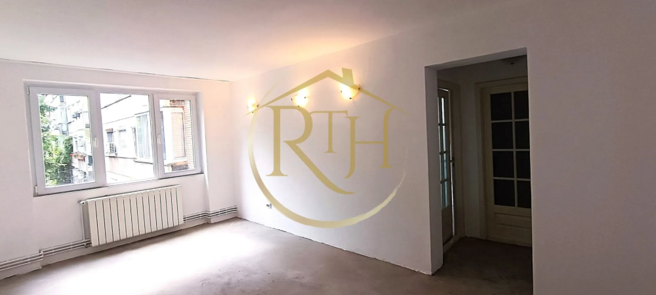 De vanzare apartament 2 camere zona centrala, comision ,,0" - Oferim spre vânzare apartament cu 2 camere, semidecomandat, zona Tipografilor-Timisoara

Zonă cu multă verdeață, ideal pentru persoanele care caută liniște, aer curat și un mediu relaxant, departe de agitația urbană. Perfect pentru familii cu copii, persoane în vârstă sau oricine apreciază natura și plimbările în aer liber.

Locuința are o suprafață totala de 53 mp și dispune de un balcon închis, ideal pentru relaxare sau spațiu de depozitare.

Caracteristici principale:

Vedere pe două părți ale blocului – lumină naturală pe tot parcursul zilei
Bloc solid, izolat natural, între blocuri – temperaturi echilibrate pe tot parcursul anului
Centrală termică proprie – eficiență și confort termic ridicat
Instalație electrică nouă
Geamuri termopan
Apartamentul este recent zugrăvit
Instalație de climatizare în fiecare cameră, montată prin pereți (fără cabluri la vedere)

Vecinătăți și puncte de interes: 

Facultatea de Medicină și Farmacie 
Piața Unirii, Zona Cetate 
Iulius Mall
Școală și grădiniță în apropiere
Gara Mică
Poliția Rutieră
Piața Badea Cârțan
 

Apartamentul este ideal atât pentru locuit, cât și pentru investiție (închiriere), datorită poziționării excelente în apropierea centrului orașului și a principalelor puncte de interes.

Proprietate repezentata de RealTimHouse.ro . Un pas spre un loc doar al tău!