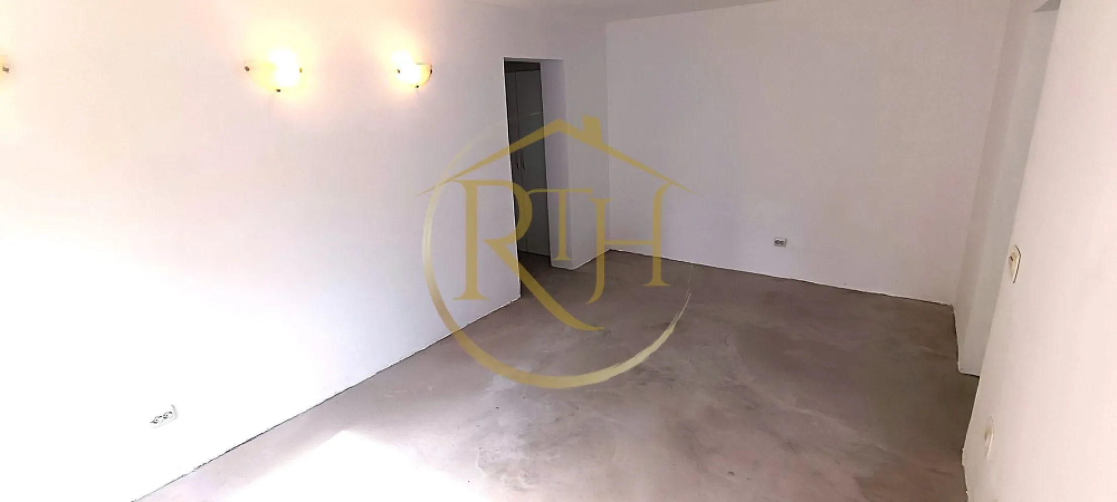 De vanzare apartament 2 camere zona centrala, comision ,,0" - Oferim spre vânzare apartament cu 2 camere, semidecomandat, zona Tipografilor-Timisoara

Zonă cu multă verdeață, ideal pentru persoanele care caută liniște, aer curat și un mediu relaxant, departe de agitația urbană. Perfect pentru familii cu copii, persoane în vârstă sau oricine apreciază natura și plimbările în aer liber.

Locuința are o suprafață totala de 53 mp și dispune de un balcon închis, ideal pentru relaxare sau spațiu de depozitare.

Caracteristici principale:

Vedere pe două părți ale blocului – lumină naturală pe tot parcursul zilei
Bloc solid, izolat natural, între blocuri – temperaturi echilibrate pe tot parcursul anului
Centrală termică proprie – eficiență și confort termic ridicat
Instalație electrică nouă
Geamuri termopan
Apartamentul este recent zugrăvit
Instalație de climatizare în fiecare cameră, montată prin pereți (fără cabluri la vedere)

Vecinătăți și puncte de interes: 

Facultatea de Medicină și Farmacie 
Piața Unirii, Zona Cetate 
Iulius Mall
Școală și grădiniță în apropiere
Gara Mică
Poliția Rutieră
Piața Badea Cârțan
 

Apartamentul este ideal atât pentru locuit, cât și pentru investiție (închiriere), datorită poziționării excelente în apropierea centrului orașului și a principalelor puncte de interes.

Proprietate repezentata de RealTimHouse.ro . Un pas spre un loc doar al tău!