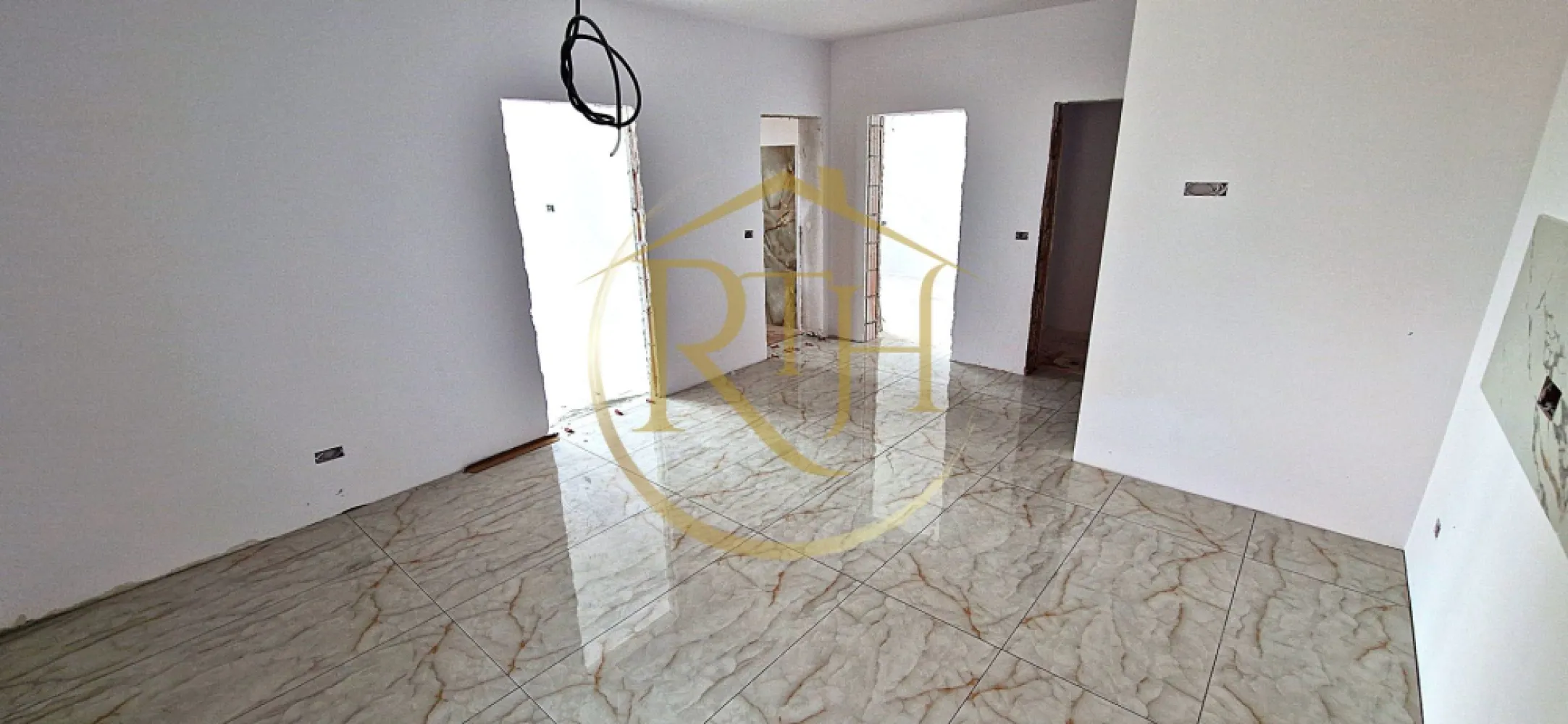 Vand apartamente noi cu 3 camere in Giroc preturi de la 85000. - Descopera noul tau camin in inima Girocului – un apartament modern cu 3 camere, gandit pentru confortul tau si al familiei tale. Situat intr-un complex rezidential nou, intr-o zona in plina dezvoltare, acest apartament iti ofera spatiul si linistea de care ai nevoie.

📍 Locatie premium:

In cel mai nou cartier rezidential din Giroc, cu acces facil catre Timisoara
Aproape de parcuri, supermarketuri, scoli si mijloace de transport in comun
Infrastructura complet modernizata: strazi asfaltate, iluminat stradal

🏠 Compartimentare practica si luminoasa:

Suprafata utila: 53–54 mp, ideala pentru o familie tanara sau un cuplu modern
2 dormitoare spatioase – perfecte pentru odihna, birou sau camera pentru copil
Living open space cu bucatarie – spatiu deschis, aerisit si modern
Baie complet utilata, cu finisaje de calitate
Hol de acces cu spatiu de depozitare

🔧 Detalii tehnice care fac diferenta:

Constructie din caramida Porotherm – rezistenta si durabila
Izolatie termica exterioara + geamuri termopan – confort in orice anotimp
Incalzire in pardoseala si centrala termica proprie
Finisaje moderne, cu materiale premium la alegere
Loc de parcare inclus in pret – comod si sigur

🌳 Tot ce conteaza e aproape:

Parcul de Role – perfect pentru relaxare si miscare
Supermarketuri: Lidl, Mega Image, Profi
Scoli, gradinite, sali de sport, locuri de joaca
Mijloace de transport, acces rapid in oras, zone verzi si linistite

Termen finalizare luna Septamebrie , posibilitatea de achizitonare inainte de cresetrea TVA pe baza de precontract ed vanzare cumparare.

💼 Suport complet:

Consultanta financiara gratuita – te ajutam sa alegi cea mai buna optiune
Acceptam orice tip de credit bancar 
Ghidare pas cu pas pana la semnarea contractului

Pozele care sunt cu incaperile mobilate si utilate sunt cu titlu de prezentare !!!

💰 Preturi incepand de la 88.000 €

📞 Programeaza acum o vizionare si vino sa vezi cu ochii tai apartamentul care poate deveni “acasa”.

📌 Reprezentat de RealTimHouse.ro – un pas spre un loc doar al tau!