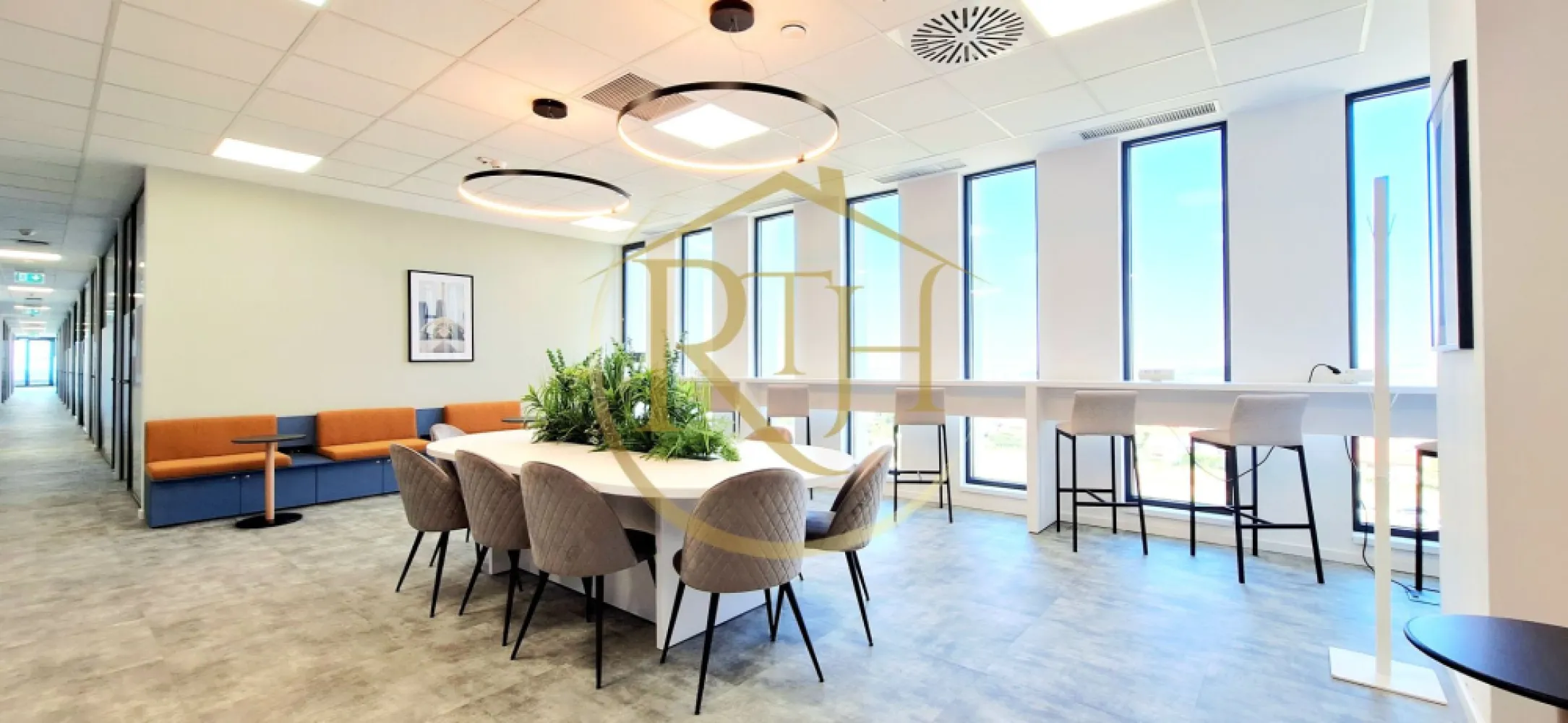 Oferim spre inchiriere - Birouri premium all-inclusive în VOX Technology Park - Birouri premium all-inclusive în VOX Technology Park – confort, flexibilitate și un mediu de lucru inspirat
Vă oferim spre închiriere spații de birouri complet mobilate și echipate, situate în clădirea VOX Technology Park din Timișoara, una dintre cele mai moderne și inovatoare clădiri de birouri clasa A din vestul țării. Proiectată pentru a îmbina eficiența cu confortul, clădirea oferă atât infrastructură tehnologică de ultimă generație, cât și facilități premium care transformă biroul într-o experiență completă.
Spațiile disponibile variază între 10 mp și 250 mp, fiind potrivite pentru echipe de la 1 până la 17 persoane. Fiecare birou este complet mobilat cu mobilier ergonomic de calitate superioară, dotat cu infrastructură IT completă și acces la internet de mare viteză, astfel încât activitatea să se desfășoare în cele mai bune condiții.
Avantaje și servicii incluse:
✔ Toate utilitățile și serviciile de întreținere (curățenie zilnică, mentenanță, energie, internet cablu și Wi-Fi gigabit);
✔ Recepție profesională și personal dedicat;
✔ Acces 24/7 cu sistem de control și securitate permanentă;
✔ Săli de ședință și zone de lucru comune complet echipate;
✔ Parcare privată și acces facil la mijloacele de transport.
Facilități exclusive pentru un mediu de lucru relaxant și creativ:
Clădirea VOX Technology Park pune la dispoziția chiriașilor spații moderne de relaxare, inclusiv zone dedicate pentru socializare și divertisment: mese de ping-pong, biliard, darts, PlayStation, terase în aer liber, restaurant, bistro și cafenea. Acestea sunt concepute pentru a stimula productivitatea și a oferi un echilibru între muncă și relaxare, într-un cadru profesional.
Caracteristici tehnice de top:
✔ Sistem de ventilație și climatizare individuală;
✔ Iluminat LED conform standardelor internaționale;
✔ Podea și tavan tehnologic;
✔ 4 lifturi de mare viteză;
✔ Suprafețe vitrate ample pentru lumină naturală optimă.
Contractele sunt flexibile, cu perioade de închiriere începând de la 1 lună și până la 24 de luni, adaptate nevoilor oricărei companii.
NU se percepe comision agentie pentru inchirere.
Proprietatea este reprezentată de RealTimHouse.ro – Un pas spre un loc doar al tău!
Pentru detalii suplimentare și programarea unei vizionări, nu ezitați să ne contactați.
