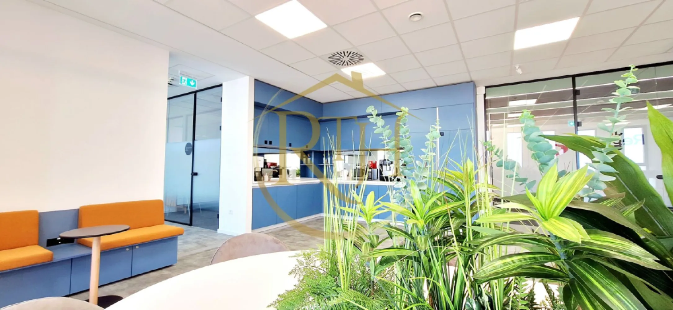 Oferim spre inchiriere - Birouri premium all-inclusive în VOX Technology Park - Birouri premium all-inclusive în VOX Technology Park – confort, flexibilitate și un mediu de lucru inspirat
Vă oferim spre închiriere spații de birouri complet mobilate și echipate, situate în clădirea VOX Technology Park din Timișoara, una dintre cele mai moderne și inovatoare clădiri de birouri clasa A din vestul țării. Proiectată pentru a îmbina eficiența cu confortul, clădirea oferă atât infrastructură tehnologică de ultimă generație, cât și facilități premium care transformă biroul într-o experiență completă.
Spațiile disponibile variază între 10 mp și 250 mp, fiind potrivite pentru echipe de la 1 până la 17 persoane. Fiecare birou este complet mobilat cu mobilier ergonomic de calitate superioară, dotat cu infrastructură IT completă și acces la internet de mare viteză, astfel încât activitatea să se desfășoare în cele mai bune condiții.
Avantaje și servicii incluse:
✔ Toate utilitățile și serviciile de întreținere (curățenie zilnică, mentenanță, energie, internet cablu și Wi-Fi gigabit);
✔ Recepție profesională și personal dedicat;
✔ Acces 24/7 cu sistem de control și securitate permanentă;
✔ Săli de ședință și zone de lucru comune complet echipate;
✔ Parcare privată și acces facil la mijloacele de transport.
Facilități exclusive pentru un mediu de lucru relaxant și creativ:
Clădirea VOX Technology Park pune la dispoziția chiriașilor spații moderne de relaxare, inclusiv zone dedicate pentru socializare și divertisment: mese de ping-pong, biliard, darts, PlayStation, terase în aer liber, restaurant, bistro și cafenea. Acestea sunt concepute pentru a stimula productivitatea și a oferi un echilibru între muncă și relaxare, într-un cadru profesional.
Caracteristici tehnice de top:
✔ Sistem de ventilație și climatizare individuală;
✔ Iluminat LED conform standardelor internaționale;
✔ Podea și tavan tehnologic;
✔ 4 lifturi de mare viteză;
✔ Suprafețe vitrate ample pentru lumină naturală optimă.
Contractele sunt flexibile, cu perioade de închiriere începând de la 1 lună și până la 24 de luni, adaptate nevoilor oricărei companii.
NU se percepe comision agentie pentru inchirere.
Proprietatea este reprezentată de RealTimHouse.ro – Un pas spre un loc doar al tău!
Pentru detalii suplimentare și programarea unei vizionări, nu ezitați să ne contactați.