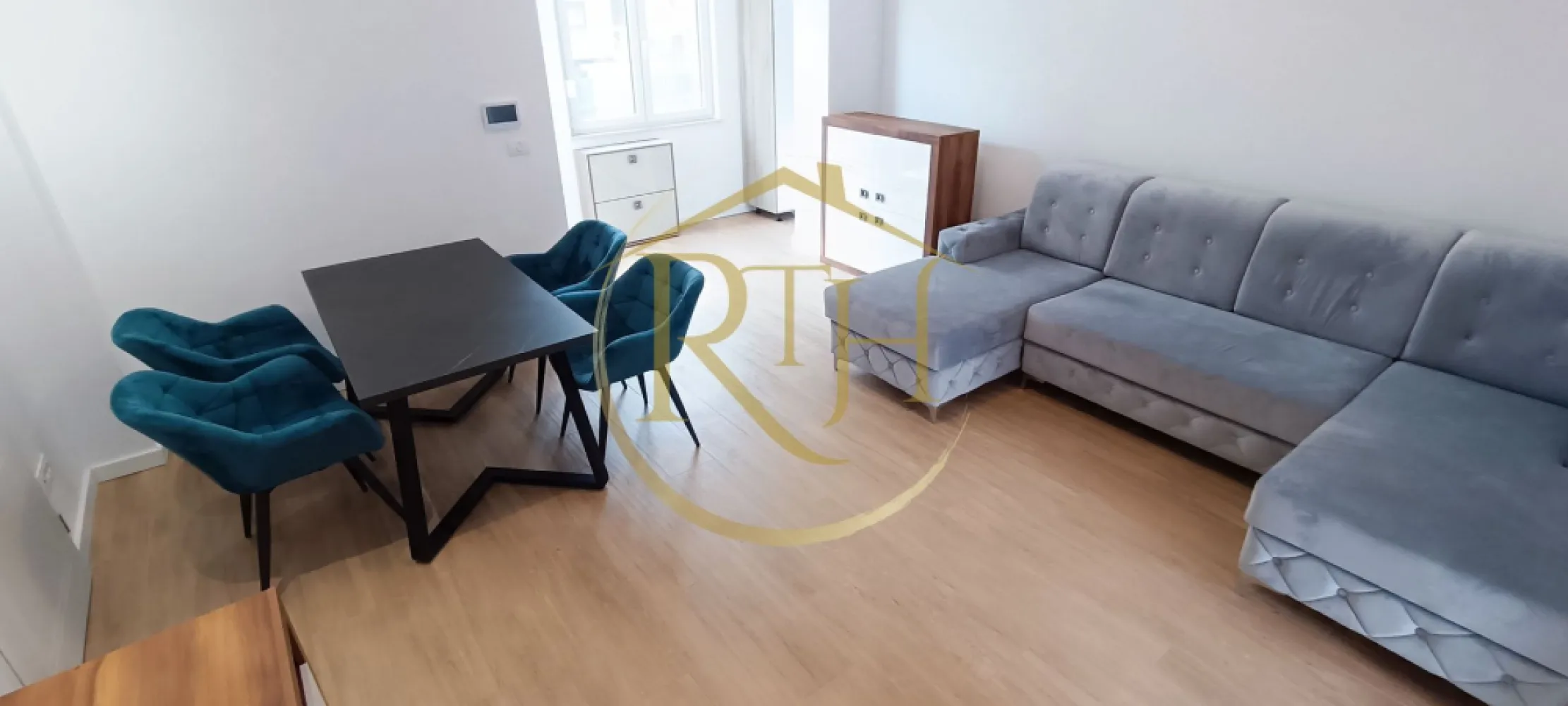 Apartament de închiriat (SAD) – ideal pentru locuință sau activități comerciale - Tip Triplex | 91 parțial mobilat | Disponibil imediat

Vă propunem spre închiriere un apartament modern și versatil, situat într-un imobil de tip triplex, recent construit și bine întreținut. Cu o suprafață utilă de 92 mp, acest spațiu este ideal atât pentru locuință, cât și pentru desfășurarea diverselor activități comerciale sau de prestări servicii:

✅ Birouri pentru companii sau freelanceri
✅ Salon de înfrumusețare, cosmetică, SPA
✅ Cabinet de consultanță sau birouri administrative
✅ Alte activități comerciale permise de reglementările locale

Compartimentare eficientă și facilități moderne:
🟢 Parter:

Living generos

Bucătărie complet utilată

Baie modernă

Hol de acces

🟢 Etaj:

Două camere luminoase

Baie complet utilată

🔹 Terasă neacoperită, perfectă pentru relaxare sau amenajări personalizate
🔹 Centrală proprie pe gaz
🔹 Aer condiționat în toate camerele
🔹 Spațiul este parțial mobilat și complet utilat

Locație excelentă – acces facil la tot ce contează:
🛒 Supermarketuri: Lidl, Profi, Kaufland, Mega Image
🚍 Transport în comun: stații în apropiere, legături rapide către centrul orașului
🏥 Spitale și clinici: Spitalul de Copii, Spitalul Municipal – Clinicile Noi, policlinici
🛍️ Centre comerciale: Iulius Mall, Piața 700, Piața Mehala
🎓 Educație: grădinițe, școli și licee în apropiere
💪 Sport și recreere: Gym One, spații verzi
🏦 Servicii financiare și centre de afaceri în vecinătate

Detalii financiare și opțiuni flexibile:
💶 Chirie lunară: 900 EUR + garanție + comision agenție
📌 Disponibil imediat
📦 Opțiune extinsă: Se poate închiria întregul triplex, ideal pentru firme – preț negociabil în funcție de durata contractului

📞 Pentru informații suplimentare și programări la vizionare:
Contactați-ne acum!
RealTimHouse.ro – un pas spre un loc doar al tău.