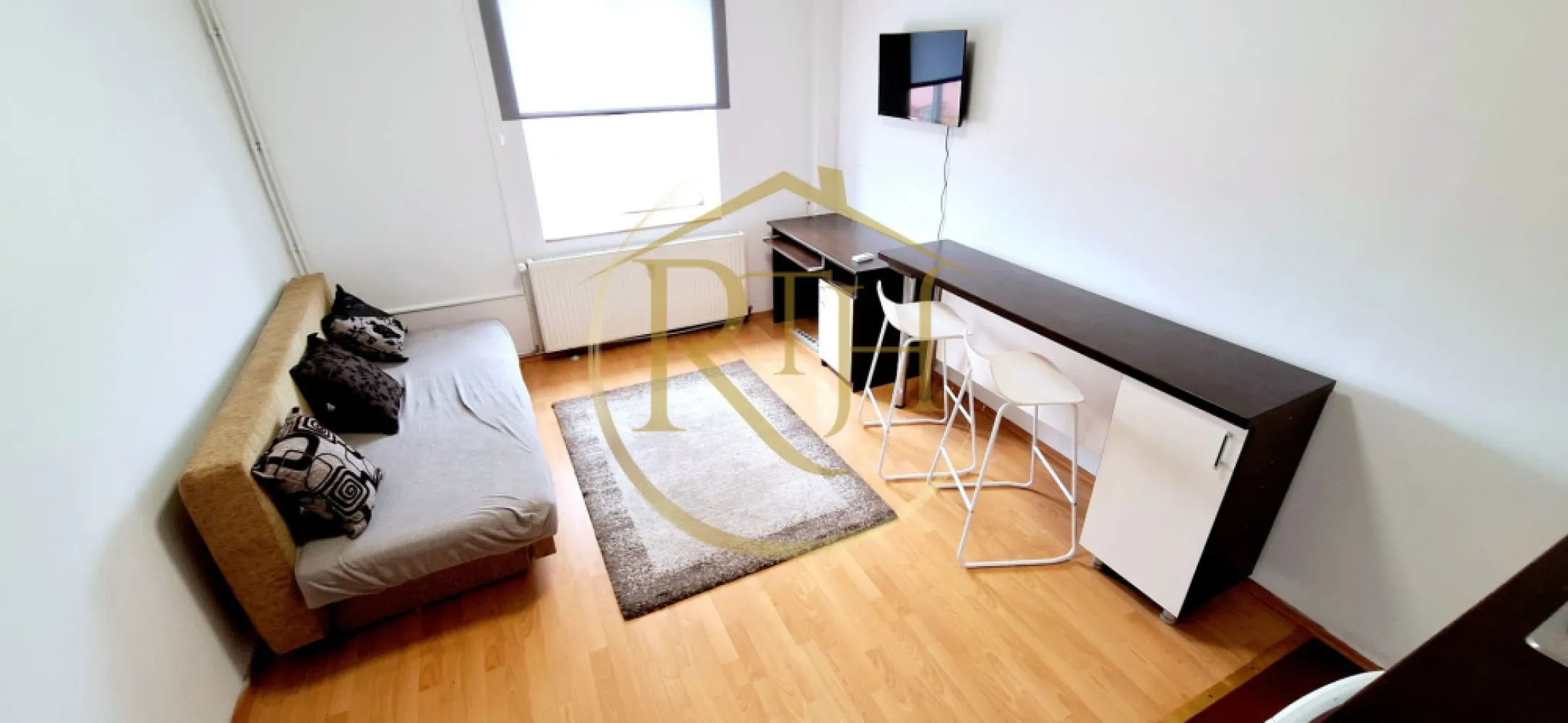 Oferim spre inchiriere garsoniera, zona Soarelui, langa Sud Plaza - Inchiriez garsoniera, situata la etajul 2 intr.un Bloc Nou, zona Soarelui, cu loc de parcare, langa Sud Plaza, la doar 10 minute de Spitalul Judetean, Continental, Auchan, Lidl, Penny, Mega Image, 2 minute pana la magazinul Profi si mijloc de transport in comun, 15 minute pana in zona Complexului Studentesc .
Garsoniera este complet mobilata si utilata, canapea extensibila, frigider, masina de spalat, plita electrica pentru gatit, baie cu cabina de dus .
Incalzire se face prin centrala proprie a blocului, cheltuieli foarte mici de intretinere, bloc privat, loc de parcare si supraveghere video .
Apartamentul este ideal pentru un cuplu sau o singura persoana .
Locul de parcare este situat in parcare privata a blocului cu supraveghere video si costa 10 euro pe luna .
Vizionare online : https://youtu.be/XyQiFq6VHRY?feature=shared
Proprietate reprezentata de RealTimHouse.ro . Un pas spre un loc doar al tau !
Pret : 220 euro + garantie 220 euro + comision agentie