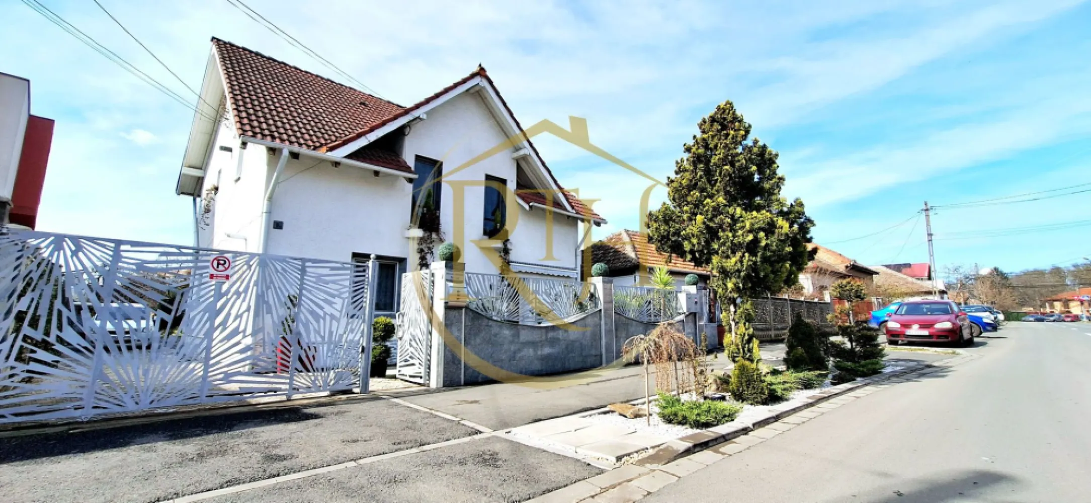 Oferim spre vanzare, proprietate deosebita, 7 camere, zona Modern - Această casă deosebită, situată în zona Modern din Timișoara, oferă un echilibru perfect între spațiu generos, funcționalitate și confort, fiind ideală atât pentru o familie numeroasă, cât și pentru investiție. Cu o suprafață desfășurată de 278 mp și o suprafață utilă de 190 mp, proprietatea este amplasată pe un teren de 743 mp, într-o zonă liniștită, dar foarte bine conectată la facilități importante precum Lidl, Kaufland și Piața Badea Cârțan.
Casa are un regim de înălțime de parter plus etaj și este compartimentată inteligent pentru a oferi intimitate și confort. Partea din față a locuinței dispune la parter de un living generos open-space cu bucătăria, un dormitor, o baie, un birou și un hol spațios, având acces direct către terasa din față și cea din spate. La etaj, locuința continuă cu două dormitoare, un living open-space cu bucătăria și o baie, oferind un spațiu aerisit și luminos.
În partea din spate a proprietății se află două apartamente separate, unul la parter și unul la etaj, fiecare având propria intrare și contorizare individuală. Fiecare apartament este compus dintr-o cameră spațioasă, o bucătărie, o baie și o terasă, ceea ce le face ideale atât pentru locuință, cât și pentru închiriere. 
Un alt avantaj important al acestei proprietăți este podul generos, ideal pentru depozitare, oferind un spațiu suplimentar perfect organizării eficiente a lucrurilor necesare
Curtea generoasă este bine organizată și include o anexă recent construită, oferind un spațiu suplimentar versatil pentru depozitare sau alte activități. Accesul auto este securizat cu o poartă cu telecomandă, asigurând siguranță și confort proprietarilor. Spațiul exterior impresionează printr-o oază de verdeață, unde se regăsesc numeroase flori, palmieri și pomi fructiferi, creând un cadru relaxant și plăcut pentru momentele petrecute în aer liber.

Întreaga locuință beneficiază de un sistem de încălzire eficient, realizat prin centrală termică pe gaz, iar climatizarea este asigurată prin instalații de aer condiționat. Cu un total de 7 camere, 4 bucătării, 4 băi și 4 terase, această casă reprezintă o oportunitate unică pe piața imobiliară, fiind disponibilă la prețul de 347.000 euro. Nu se plateste comision agentie . 
Proprietate reprezentata in exclusivitate de RealTimHouse.ro - Un pas spre un loc doar al tau !