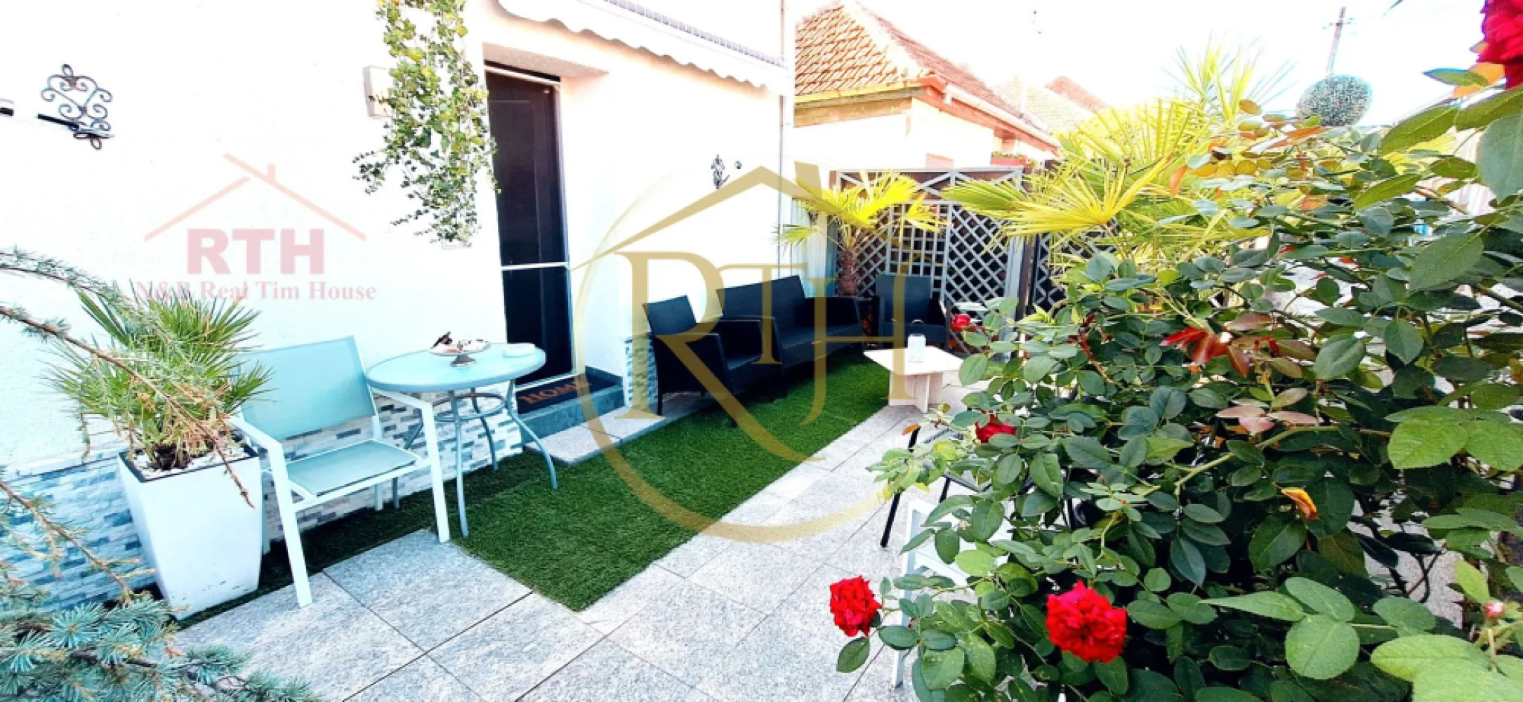 Oferim spre vanzare, proprietate deosebita, 7 camere, zona Modern - Această casă deosebită, situată în zona Modern din Timișoara, oferă un echilibru perfect între spațiu generos, funcționalitate și confort, fiind ideală atât pentru o familie numeroasă, cât și pentru investiție. Cu o suprafață desfășurată de 278 mp și o suprafață utilă de 190 mp, proprietatea este amplasată pe un teren de 743 mp, într-o zonă liniștită, dar foarte bine conectată la facilități importante precum Lidl, Kaufland și Piața Badea Cârțan.
Casa are un regim de înălțime de parter plus etaj și este compartimentată inteligent pentru a oferi intimitate și confort. Partea din față a locuinței dispune la parter de un living generos open-space cu bucătăria, un dormitor, o baie, un birou și un hol spațios, având acces direct către terasa din față și cea din spate. La etaj, locuința continuă cu două dormitoare, un living open-space cu bucătăria și o baie, oferind un spațiu aerisit și luminos.
În partea din spate a proprietății se află două apartamente separate, unul la parter și unul la etaj, fiecare având propria intrare și contorizare individuală. Fiecare apartament este compus dintr-o cameră spațioasă, o bucătărie, o baie și o terasă, ceea ce le face ideale atât pentru locuință, cât și pentru închiriere. 
Un alt avantaj important al acestei proprietăți este podul generos, ideal pentru depozitare, oferind un spațiu suplimentar perfect organizării eficiente a lucrurilor necesare
Curtea generoasă este bine organizată și include o anexă recent construită, oferind un spațiu suplimentar versatil pentru depozitare sau alte activități. Accesul auto este securizat cu o poartă cu telecomandă, asigurând siguranță și confort proprietarilor. Spațiul exterior impresionează printr-o oază de verdeață, unde se regăsesc numeroase flori, palmieri și pomi fructiferi, creând un cadru relaxant și plăcut pentru momentele petrecute în aer liber.

Întreaga locuință beneficiază de un sistem de încălzire eficient, realizat prin centrală termică pe gaz, iar climatizarea este asigurată prin instalații de aer condiționat. Cu un total de 7 camere, 4 bucătării, 4 băi și 4 terase, această casă reprezintă o oportunitate unică pe piața imobiliară, fiind disponibilă la prețul de 347.000 euro. Nu se plateste comision agentie . 
Proprietate reprezentata in exclusivitate de RealTimHouse.ro - Un pas spre un loc doar al tau !