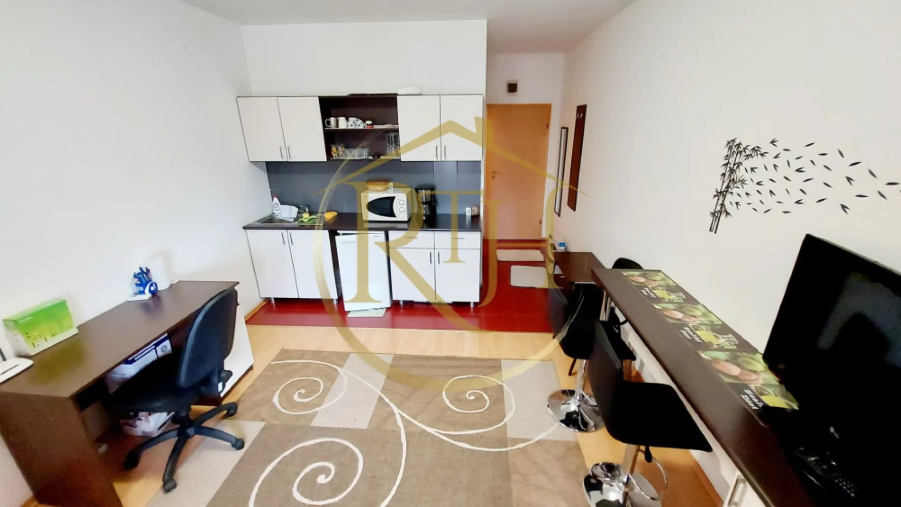 Oferim spre inchiriere garsoniera, zona Soarelui langa Sud Plaza - Oferim spre inchiriere, garsoniera situata in zona Soarelui, la etajul 3 al unui bloc nou, langa Sud Plaza, Centrul Vamal, Foarte aproape de Continental Buziasului, Complexul Studentesc si Spitalul Judetean, Auchan, Lidl, Mega Image, magazinele Profi
Se inchiriaza mobilata si utilata, compusa din camera spatioasa, hol de intrare, baie cu cabina de dush si bucatarie open space cu camera . 
Garsoniera dispune de canapea extensibila, masina de spalat haine, plita electrica pentru gatit, clima, birou, dulap de haine si televizor . 
Incalzirea se realizeaza prin centrala proprie a blocului, cheltuielile de intretinere sunt foarte mici . 
Blocul dispune si de parcare privata, acces securizat cu bariera si supraveghere video . Pretul unui loc de parcare este de 10 euro/luna pentru cei care au masina si doresc un loc de parcare .
Acceptam cuplu sau o singura persoana . Nu se accepta animale de companie .
Proprietate reprezentata de RealTimHouse.ro . Un pas spre un loc doar al tau !
Se elibereaza la 01.06.2025
Vizionare Online : https://youtu.be/60IzfIgLvC4
Pret : 210 euro + garantie 210 euro + comision agentie