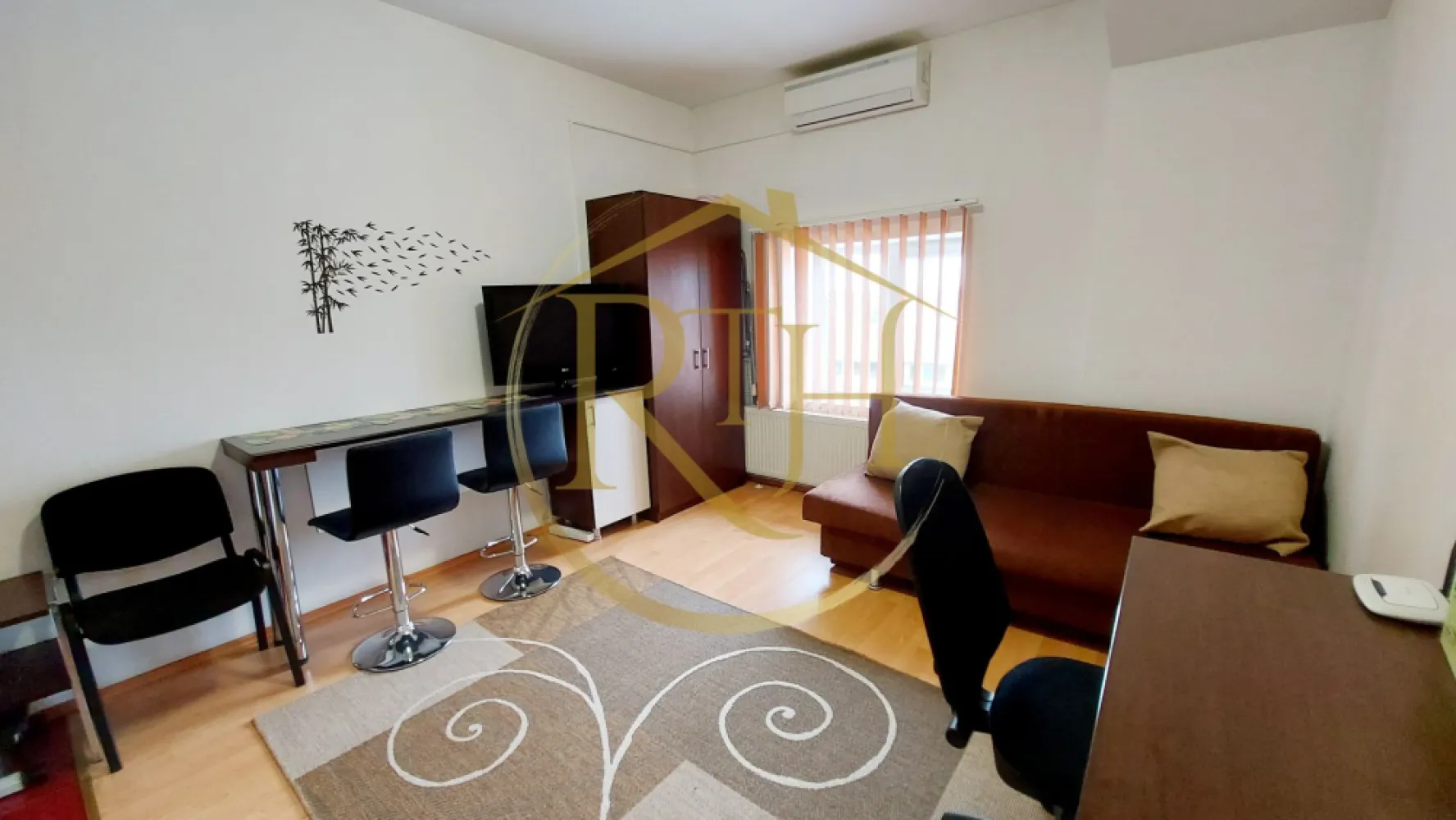 Oferim spre inchiriere garsoniera, zona Soarelui langa Sud Plaza - Oferim spre inchiriere, garsoniera situata in zona Soarelui, la etajul 3 al unui bloc nou, langa Sud Plaza, Centrul Vamal, Foarte aproape de Continental Buziasului, Complexul Studentesc si Spitalul Judetean, Auchan, Lidl, Mega Image, magazinele Profi
Se inchiriaza mobilata si utilata, compusa din camera spatioasa, hol de intrare, baie cu cabina de dush si bucatarie open space cu camera . 
Garsoniera dispune de canapea extensibila, masina de spalat haine, plita electrica pentru gatit, clima, birou, dulap de haine si televizor . 
Incalzirea se realizeaza prin centrala proprie a blocului, cheltuielile de intretinere sunt foarte mici . 
Blocul dispune si de parcare privata, acces securizat cu bariera si supraveghere video . Pretul unui loc de parcare este de 10 euro/luna pentru cei care au masina si doresc un loc de parcare .
Acceptam cuplu sau o singura persoana . Nu se accepta animale de companie .
Proprietate reprezentata de RealTimHouse.ro . Un pas spre un loc doar al tau !
Se elibereaza la 01.06.2025
Vizionare Online : https://youtu.be/60IzfIgLvC4
Pret : 210 euro + garantie 210 euro + comision agentie