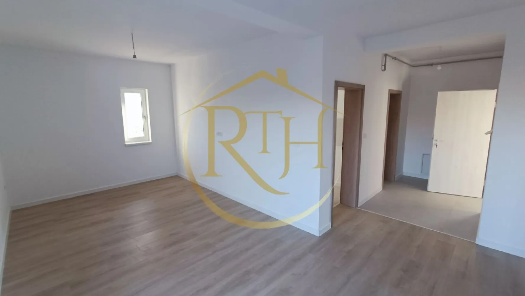 Apartamente noi cu 2 camere plus curte privata de 32 mp, Giroc, comision ,,0'' - Îți dorești un apartament cu 2 camere modern, luminos și bine compartimentat? Avem soluția perfectă pentru tine! Îți prezentăm apartamente într-un bloc nou, concepute cu atenție pentru a-ți oferi tot confortul necesar.

🔹 Caracteristici principale:
✅ Suprafață utilă: 53 metrii patrati.

✅ Construcție solidă din cărămidă, cu izolație termică eficientă

✅ Încălzire în pardoseală și centrală pe gaz pentru un confort termic optim

✅ Geamuri termopan, ce asigură eficiență energetică și liniște în locuință

✅ Acoperiș din țiglă și interfon pentru siguranță sporită

🎁 Extra beneficii incluse:

🏡 Dacă alegi apartamentul de la parter, vei beneficia de o curte privată de 32 mp, trecută în CF!

🚗 Fiecare apartament vine cu loc de parcare GRATUIT!

🌳 Situat într-o zonă liniștită, cu locuri de joacă, parcuri și iluminat stradal.

💰 Preț apartament cu curte inclusa 108.000 €

Acceptăm orice tip de credit bancar şi oferim GRATUIT consultanţă în vederea obţinerii unui credit pentru achiziţionarea imediată a unui apartament
Apartamentele se predau la cheie pentru mutare imediată.
Proprietatre reprezentata de RealTimHouse.ro
Va asteptam cu drag la o vizionare .