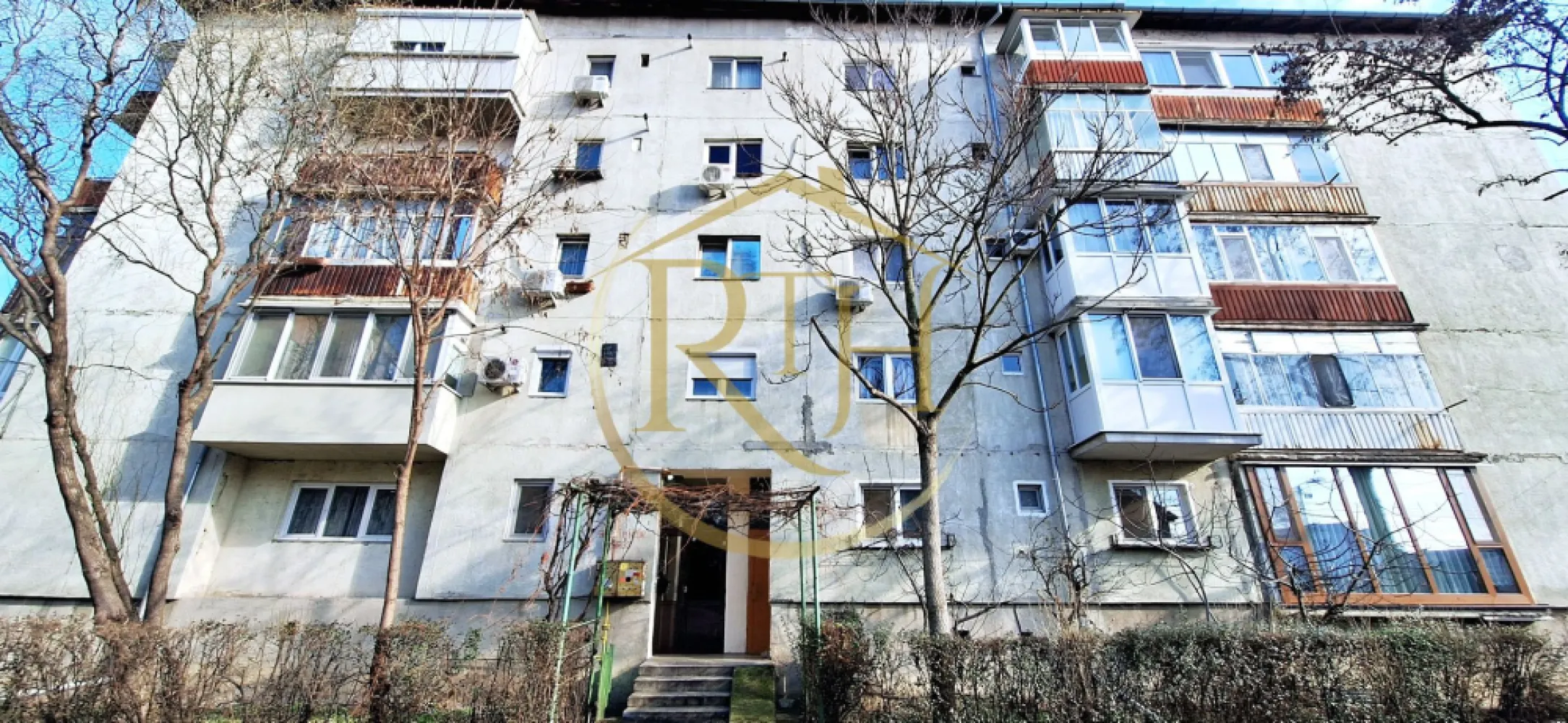 Oferim spre vanzare, Apartament cu 3 camere, Girocului, Sp. Judetean - Descoperă acest apartament spațios cu 3 camere, situat într-o zonă excelentă din Timișoara, pe strada Salcâmilor, în zona Girocului. Aflat la etajul 3 dintr-un bloc de 4 etaje cu acoperis, apartamentul oferă o compartimentare inteligentă, perfectă pentru o familie sau pentru cei care își doresc un cămin generos și bine organizat.
Cu o suprafață utilă de 65,20 mp, locuința este semidecomandată și cuprinde două dormitoare confortabile, un living luminos cu acces direct la balcon, o bucătărie spațioasă, două băi, un spațiu de depozitare practic și două holuri – unul la intrare și unul de trecere. În plus, al doilea balcon, aferent unuia dintre dormitoare .
Apartamentul beneficiază de centrală termică pe gaz și aparat de aer condiționat, oferind confort pe tot parcursul anului. Geamurile termopan asigură izolare fonică și termică, iar lumina naturală pătrunde generos în fiecare cameră. Se vinde parțial mobilat și utilat, lăsând loc noului proprietar să îl personalizeze după propriul gust.
Locația este un mare atu – foarte aproape de Spitalul Județean, Școala Gimnaziala Nr. 25, Liceul Teoretic Iris, Lidl, Profi chiar langa bloc și Parcul Pădurice, oferind acces facil la toate facilitățile necesare unei vieți urbane comode. Apartamentul necesită renovare, ceea ce reprezintă o oportunitate excelentă pentru cei care doresc să-și creeze un spațiu exact așa cum și-l imaginează.
Această proprietate este reprezentată în exclusivitate de RealTimHouse.ro – Un pas spre un loc doar al tău!
Prețul este de 109.000 euro foarte usor negociabil, iar cumpărătorul NU plătește comision.