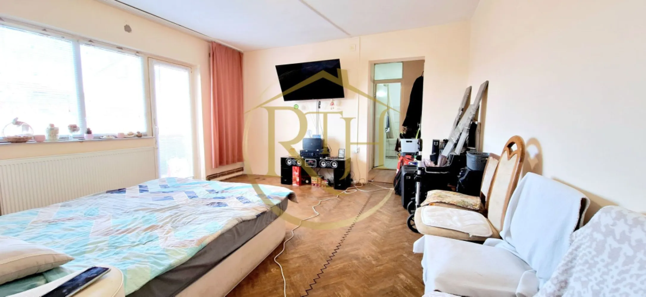 Oferim spre vanzare, Apartament cu 3 camere, Girocului, Sp. Judetean - Descoperă acest apartament spațios cu 3 camere, situat într-o zonă excelentă din Timișoara, pe strada Salcâmilor, în zona Girocului. Aflat la etajul 3 dintr-un bloc de 4 etaje cu acoperis, apartamentul oferă o compartimentare inteligentă, perfectă pentru o familie sau pentru cei care își doresc un cămin generos și bine organizat.
Cu o suprafață utilă de 65,20 mp, locuința este semidecomandată și cuprinde două dormitoare confortabile, un living luminos cu acces direct la balcon, o bucătărie spațioasă, două băi, un spațiu de depozitare practic și două holuri – unul la intrare și unul de trecere. În plus, al doilea balcon, aferent unuia dintre dormitoare .
Apartamentul beneficiază de centrală termică pe gaz și aparat de aer condiționat, oferind confort pe tot parcursul anului. Geamurile termopan asigură izolare fonică și termică, iar lumina naturală pătrunde generos în fiecare cameră. Se vinde parțial mobilat și utilat, lăsând loc noului proprietar să îl personalizeze după propriul gust.
Locația este un mare atu – foarte aproape de Spitalul Județean, Școala Gimnaziala Nr. 25, Liceul Teoretic Iris, Lidl, Profi chiar langa bloc și Parcul Pădurice, oferind acces facil la toate facilitățile necesare unei vieți urbane comode. Apartamentul necesită renovare, ceea ce reprezintă o oportunitate excelentă pentru cei care doresc să-și creeze un spațiu exact așa cum și-l imaginează.
Această proprietate este reprezentată în exclusivitate de RealTimHouse.ro – Un pas spre un loc doar al tău!
Prețul este de 109.000 euro foarte usor negociabil, iar cumpărătorul NU plătește comision.