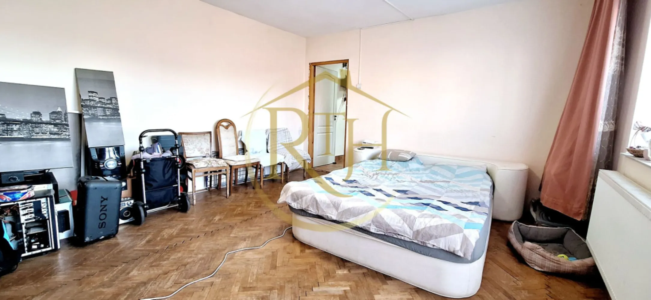 Oferim spre vanzare, Apartament cu 3 camere, Girocului, Sp. Judetean - Descoperă acest apartament spațios cu 3 camere, situat într-o zonă excelentă din Timișoara, pe strada Salcâmilor, în zona Girocului. Aflat la etajul 3 dintr-un bloc de 4 etaje cu acoperis, apartamentul oferă o compartimentare inteligentă, perfectă pentru o familie sau pentru cei care își doresc un cămin generos și bine organizat.
Cu o suprafață utilă de 65,20 mp, locuința este semidecomandată și cuprinde două dormitoare confortabile, un living luminos cu acces direct la balcon, o bucătărie spațioasă, două băi, un spațiu de depozitare practic și două holuri – unul la intrare și unul de trecere. În plus, al doilea balcon, aferent unuia dintre dormitoare .
Apartamentul beneficiază de centrală termică pe gaz și aparat de aer condiționat, oferind confort pe tot parcursul anului. Geamurile termopan asigură izolare fonică și termică, iar lumina naturală pătrunde generos în fiecare cameră. Se vinde parțial mobilat și utilat, lăsând loc noului proprietar să îl personalizeze după propriul gust.
Locația este un mare atu – foarte aproape de Spitalul Județean, Școala Gimnaziala Nr. 25, Liceul Teoretic Iris, Lidl, Profi chiar langa bloc și Parcul Pădurice, oferind acces facil la toate facilitățile necesare unei vieți urbane comode. Apartamentul necesită renovare, ceea ce reprezintă o oportunitate excelentă pentru cei care doresc să-și creeze un spațiu exact așa cum și-l imaginează.
Această proprietate este reprezentată în exclusivitate de RealTimHouse.ro – Un pas spre un loc doar al tău!
Prețul este de 109.000 euro foarte usor negociabil, iar cumpărătorul NU plătește comision.