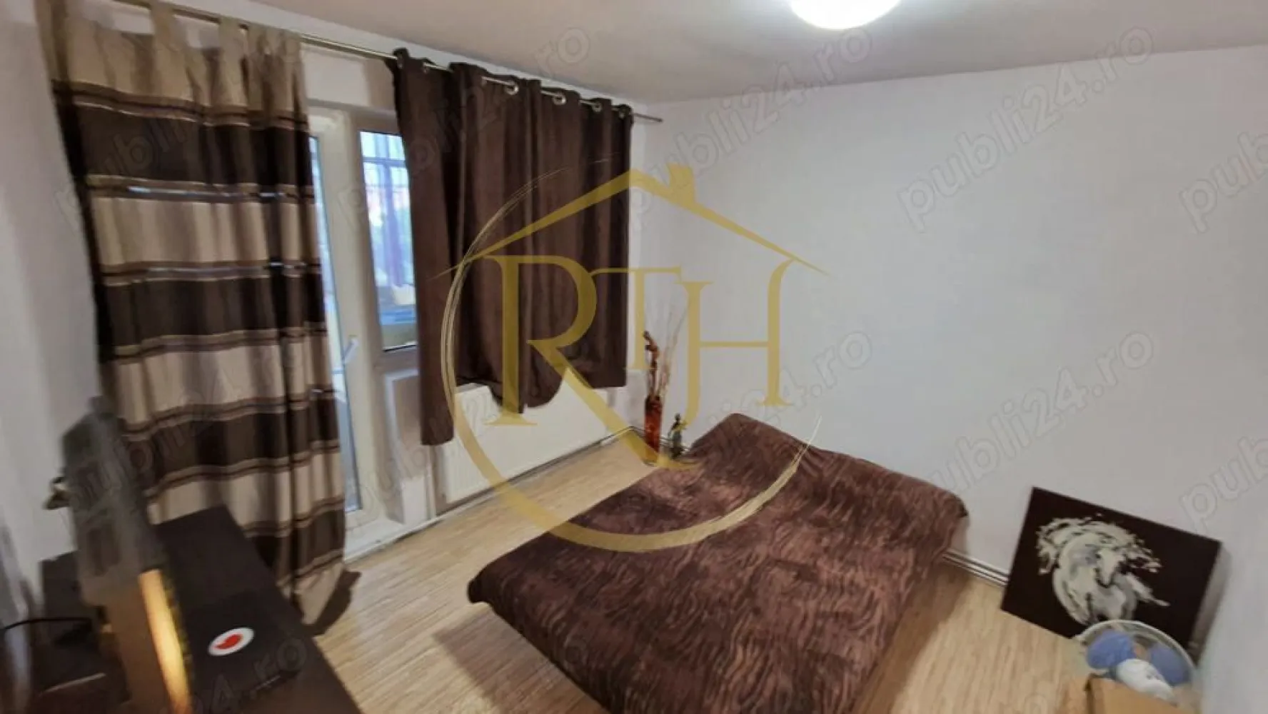 Apartament cu 3 camere de inchiriat zona Martirilor-Judetean - Apartamentul este bine întreținut și se închiriază exact așa cum se vede în poze complet mobilat si utilat.

Ușile și feroneria sunt de calitate, iar finisajele sunt moderne și bine realizate.

Imobilul beneficiază de izolație termică, ceea ce asigură costuri reduse de întreținere pe timpul iernii și vară.

Datorită poziției excelente, aveți acces rapid la transportul public (autobuze și firobuze), iar în zonă se află numeroase facilități, inclusiv supermarketuri, farmacii, restaurante și bănci.

Zona și vecinătățile:

Zona Calea Martirilor este foarte bine conectată la alte cartiere din oraș, fiind situată în apropierea unor artere principale, ceea ce facilitează deplasările rapide.

LIDL și Kaufland sunt la câteva minute distanță, iar în apropiere există mai multe magazine alimentare și non-alimentare, ceea ce face viața cotidiană mult mai comodă.

Confort și siguranță:

Apartamentul beneficiază de centrală proprie pe gaz și aer condiționat, asigurând confort pe tot parcursul anului.

Blocul este bine întreținut și curățenia în scara blocului este asigurată.

Termeni și condiții de închiriere:
Nu se accepta fumatori si animale 
Se inchiriaza pe termen lung
Pret: 380 euro/luna chirie,760 garantie,plus comision agentie.

Proprietate repezentata de RealTimHouse.ro . Un pas spre un loc doar al tau !