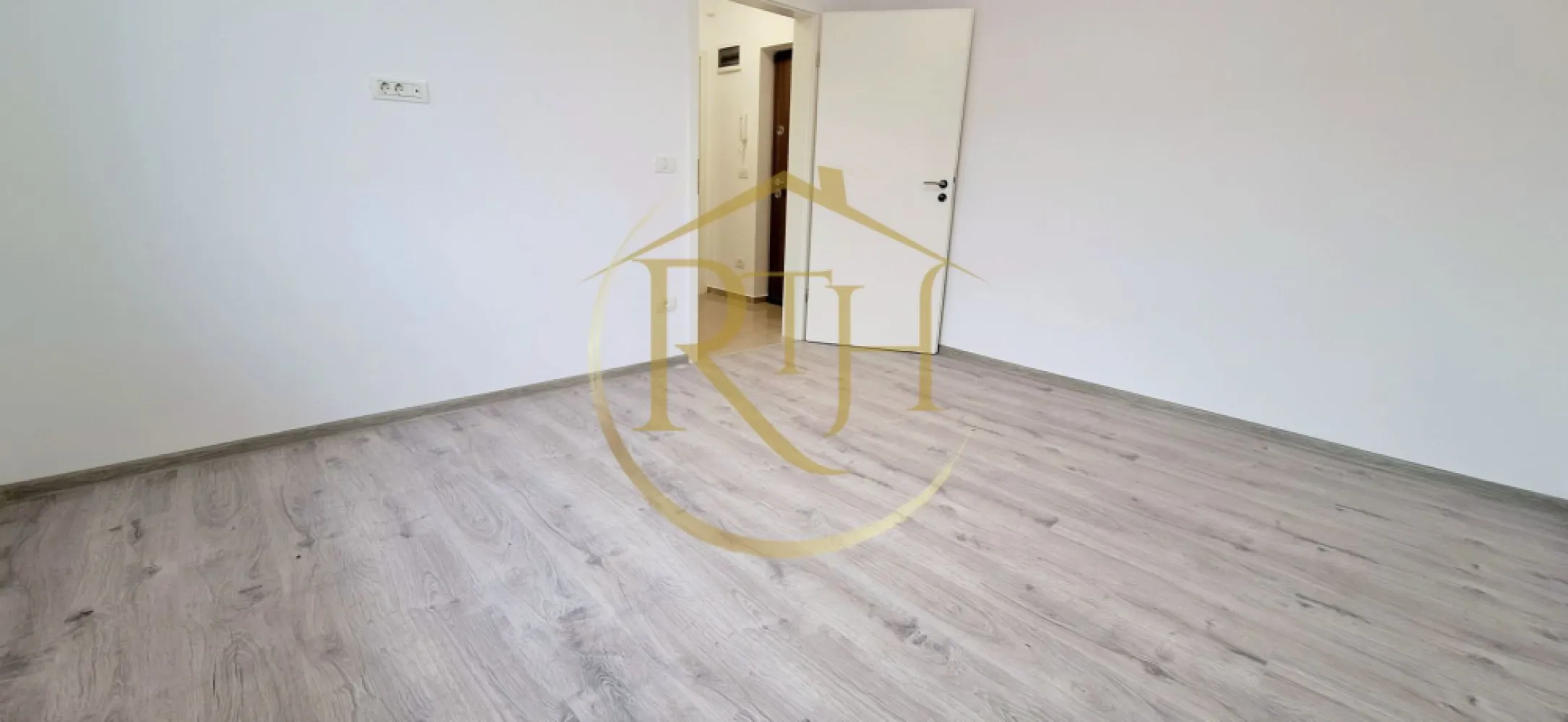 Oferim spre vanzare apartamente cu 1 si 2 camere, Giroc, Zona Centrala - Oferim spre vanzare apartamente cu 2 camere si 1 camera, situate in zona centrala a Girocului, str. Trandafirilor, la doar 2 pasi de primarie, scoala generala, liceu, gradinita, cresa, supermarket.uri, statie de autobuz . 
Apartamentele cu 2 camere au suprafata utila de 38 mp, compuse din dormitor, baie, bucatarie open space cu livingul, hol si balcon cu iesire din living . 
Apartamentele cu 1 camera au suprafata utila de 27 mp si sunt compuse din camera, bucatarie separata, hol intrare, baie si balcon cu iesire din bucaterie . 
Constructie noua din caramida poroterm, izolatie termica, finisaje de inalta calitate, predare la cheie .
Apartamentele vor beneficia de incalzire in pardoseala, centrala termica pe gaz, baie utiliata si mobilata, loc de parcare. Blocul dispune de camera tehnica cu pompe de presiune pentru apa .
Apartamentele se vand nemobilate, pozele sunt cu titlu de prezentare . 
Proprietate repezentata de RealTimHouse.ro . Un pas spre un loc doar al tau !
Vizionare Online : https://youtu.be/j838cL6fg-o?feature=shared
Pret : 2 camere suprafata utila 38 mp - 88000 euro ( parter, etajul1 si etajul 2 ) - 85000 euro etajul 3
Pret : 1 camera suprafata utila 27 mp - 66000 euro
Comisionul agentiei este de 5% .