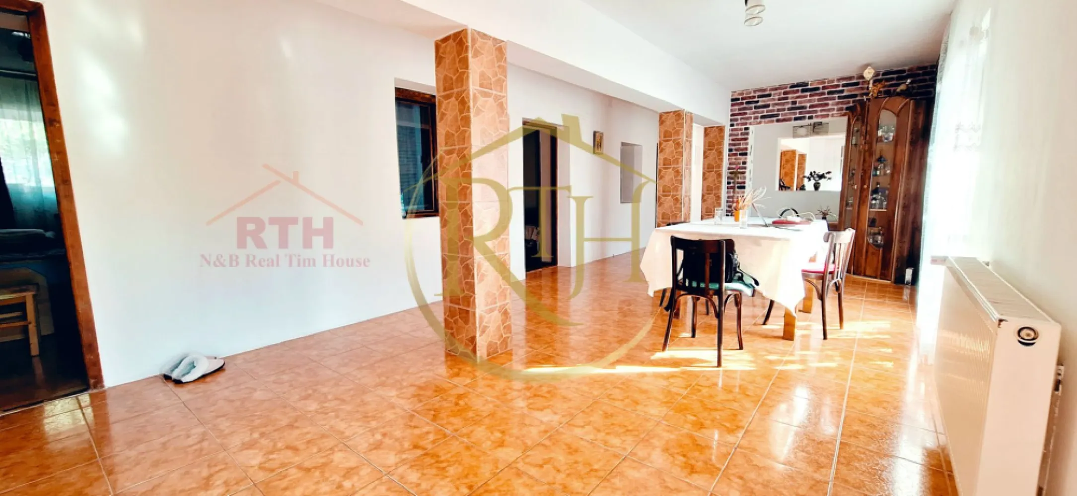 Oferim spre vanzare, Casa cu 5 camere, teren 1500 mp, Beregsau Mare - Oferim spre vanzare, 0% Comision, casa cu 5 camere plus anexe situata in Beregsau Mare .
Această casă este situată într-o zonă liniștită din Beregsău Mare, perfectă pentru cei care doresc să se bucure de confortul unui spațiu generos, departe de aglomerația orașului, dar suficient de aproape de Timișoara pentru a beneficia de toate facilitățile urbane. Accesul rapid către Timișoara, la doar 25 de minute distanță, face din această locație una ideală pentru familii sau cei care doresc să locuiască într-un mediu rural, dar cu acces ușor la oraș.
Casa este renovata, construita din caramida si BCA, cu funatie si placa de beton, acoperis nou si are o suprafata utila de 190 mp .

Proprietatea dispune de un teren generos de 1500 mp, perfect pentru activități de relaxare în aer liber sau pentru proiecte personale. Anexele pot fi utilizate ca spații de depozitare sau pot fi transformate în alte funcțiuni utile (atelier, garaj, etc.).

Compartimentarea casei este foarte eficienta, compusa din living foarte spatios pentru relaxare cu dining room, 4 dormitoare fiecare cu intrare separata spatioase indeale pentru o familie numeroasa, bucatarie, baie, bucatarie de vara, camera tehnica, beci si alte anexe si spatii de depozitare .
Casa dispune de urmatoarele utilitati, apa de la retea, apa forata cu hidrofor, curent electric si racordata la reteaua de canalizare . Pe viitor urmeaza a se trage reteaua de gaz .
Confortul termic al casei se realieaza cu ajutorul centralei termice pe lemne, peleti etc si calorifere .
Casa se vinde complet mobilata si utilata . Ideal pentru investitie sau pentru locuit .
Proprietate reprezentata in de RealTimHouse.ro . Un pas spre un loc doar al tau !
Vizionare online : https://youtu.be/AmXRMof8iZc?feature=shared
Pret : 160000 euro foarte usor negociabil . Nu se plateste comison agentie .
Cei care doresc un teren mai mare pot achizitioana casa cu intreaga ei suprafata de teren de 2814 mp la pretul de 200000 euro .