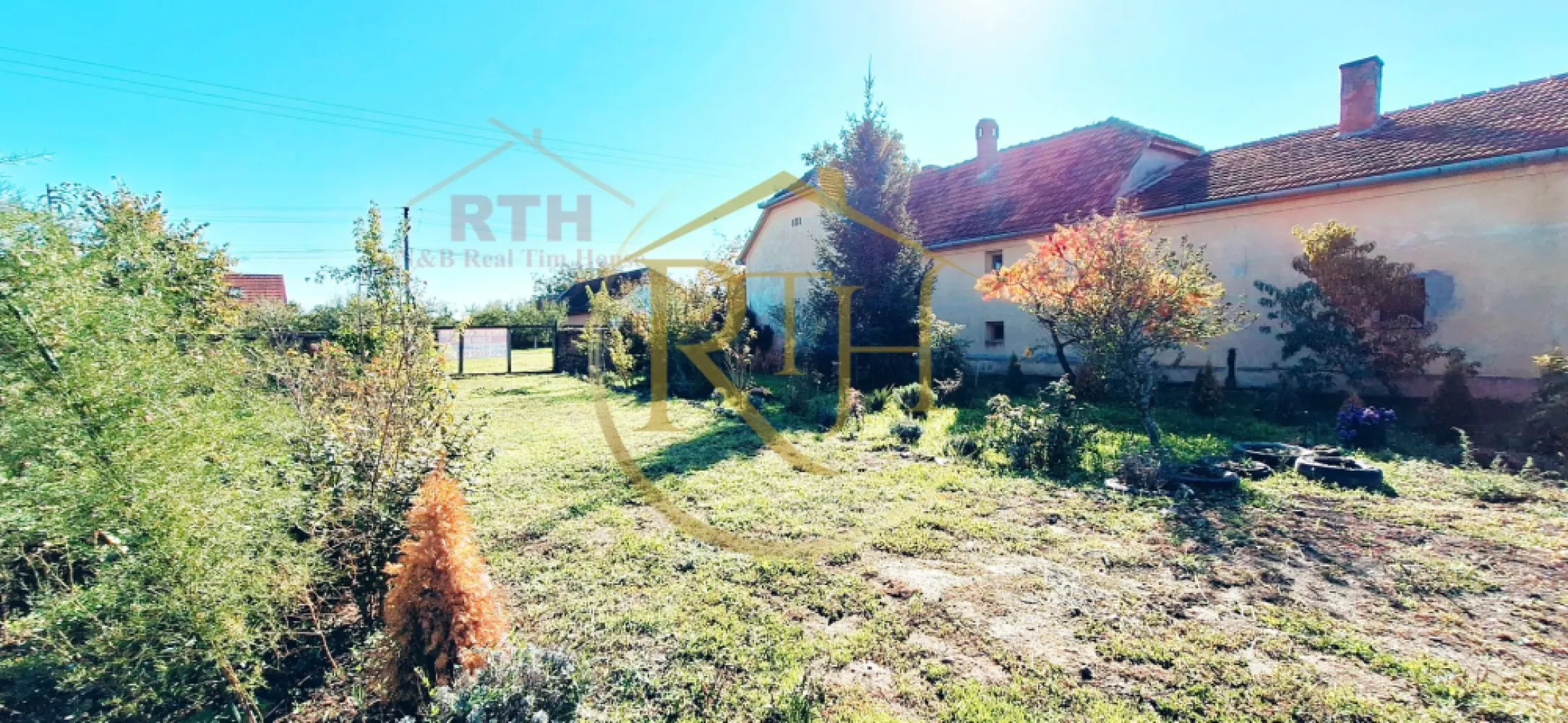 Oferim spre vanzare, Casa cu 5 camere, teren 1500 mp, Beregsau Mare - Oferim spre vanzare, 0% Comision, casa cu 5 camere plus anexe situata in Beregsau Mare .
Această casă este situată într-o zonă liniștită din Beregsău Mare, perfectă pentru cei care doresc să se bucure de confortul unui spațiu generos, departe de aglomerația orașului, dar suficient de aproape de Timișoara pentru a beneficia de toate facilitățile urbane. Accesul rapid către Timișoara, la doar 25 de minute distanță, face din această locație una ideală pentru familii sau cei care doresc să locuiască într-un mediu rural, dar cu acces ușor la oraș.
Casa este renovata, construita din caramida si BCA, cu funatie si placa de beton, acoperis nou si are o suprafata utila de 190 mp .

Proprietatea dispune de un teren generos de 1500 mp, perfect pentru activități de relaxare în aer liber sau pentru proiecte personale. Anexele pot fi utilizate ca spații de depozitare sau pot fi transformate în alte funcțiuni utile (atelier, garaj, etc.).

Compartimentarea casei este foarte eficienta, compusa din living foarte spatios pentru relaxare cu dining room, 4 dormitoare fiecare cu intrare separata spatioase indeale pentru o familie numeroasa, bucatarie, baie, bucatarie de vara, camera tehnica, beci si alte anexe si spatii de depozitare .
Casa dispune de urmatoarele utilitati, apa de la retea, apa forata cu hidrofor, curent electric si racordata la reteaua de canalizare . Pe viitor urmeaza a se trage reteaua de gaz .
Confortul termic al casei se realieaza cu ajutorul centralei termice pe lemne, peleti etc si calorifere .
Casa se vinde complet mobilata si utilata . Ideal pentru investitie sau pentru locuit .
Proprietate reprezentata in de RealTimHouse.ro . Un pas spre un loc doar al tau !
Vizionare online : https://youtu.be/AmXRMof8iZc?feature=shared
Pret : 160000 euro foarte usor negociabil . Nu se plateste comison agentie .
Cei care doresc un teren mai mare pot achizitioana casa cu intreaga ei suprafata de teren de 2814 mp la pretul de 200000 euro .