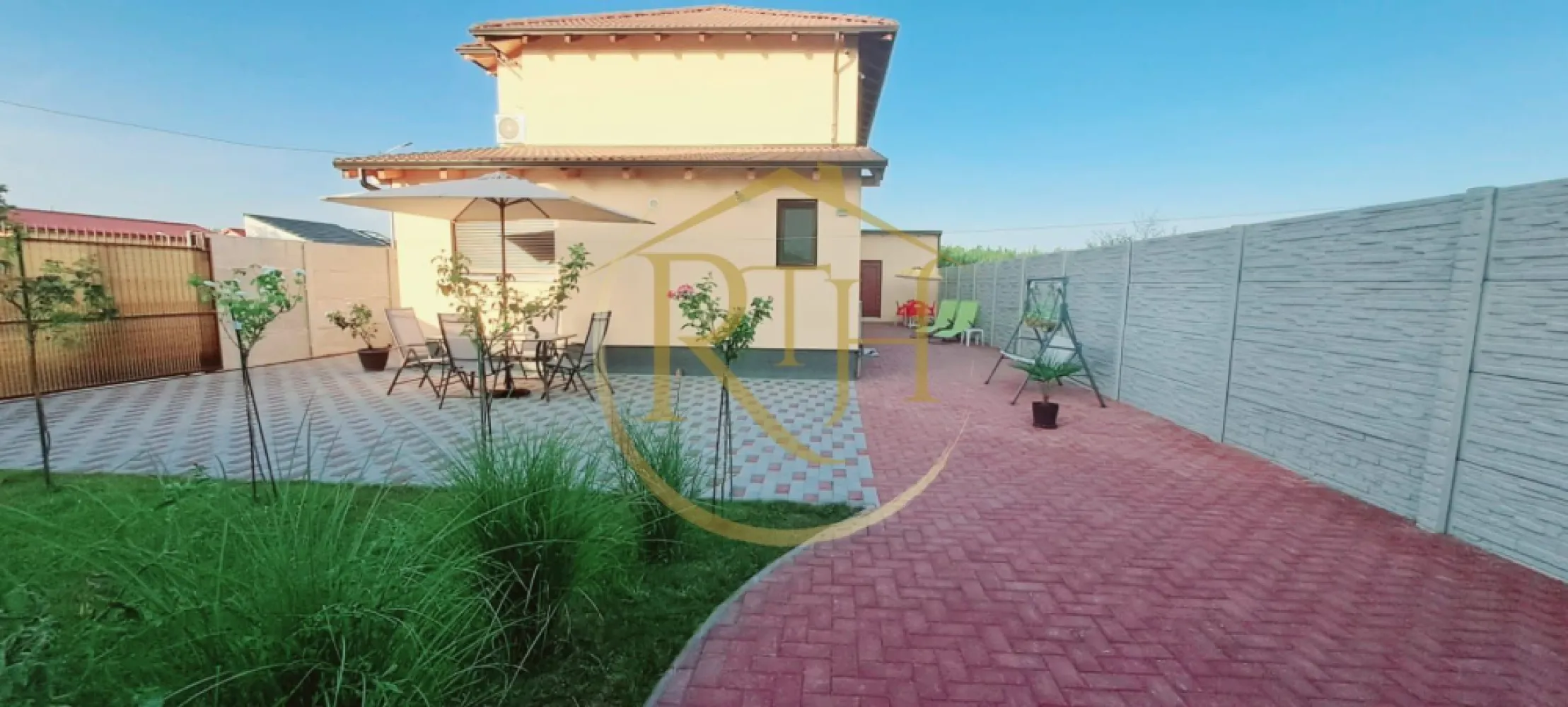 Vând casă vila cu 5 camere,in Giroc ,materiale premium,comision ,0' - Vând vilă cu 5 camere în Giroc – Locuința ideală pentru o familie!

Locuința a fost finalizată în octombrie 2022 și se află într-o zonă liniștită, doar cu case, oferind un mediu privat și confortabil. Amplasată într-o locație excelentă, aproape de centre comerciale, școli, grădinițe și Primărie, vila beneficiază de toate utilitățile necesare (apă, gaz, canalizare, electricitate, telefonie, internet, televiziune), fiind locul perfect pentru o viață modernă și fără griji.

Caracteristici principale:

Acces privat: Drum privat ce deservește doar 4 imobile, asigurând intimitate și liniște.

Siguranță: Camere de supraveghere video și sistem de alarmă pentru un trai sigur.

Acces comod în curte: 2 porți auto și 1 poartă pietonală, cu un front stradal generos de 30 m.

Curte amenajată cu pavaj și gazon pentru un spațiu exterior elegant și ușor de întreținut.

Panouri fotovoltaice de 6,5 kWh – eficiență energetică și costuri reduse la electricitate.

Carport de 20 m² + magazie de 25 m², ideal pentru depozitare suplimentară.

Compartimentare interioară:

Parter:

Dormitor spațios, mobilat și amenajat într-un stil modern și elegant.

Baie cu cabină de duș din sticlă, realizată la comandă.

Living generos, modern și luminos, perfect pentru momentele de relaxare.

Bucătărie închisă, complet utilată și cu mobilier realizat la comandă, perfectă pentru gătit în liniște.

Spațiu de depozitare amplu sub casa scării.

Etaj:

Două dormitoare mari, mobilate cu mobilier personalizat.

Dressing de mari dimensiuni pentru un spațiu organizat.

Baie modernă cu cadă și loc special pentru mașina de spălat și uscător.

Dotări suplimentare:

Încălzire în pardoseală pe fiecare zonă, controlată prin termostat de ambient.

Centrală în condensare, pentru eficiență energetică.

Finisaje de înaltă calitate, cu vopsea lavabilă Tifel pe pereți și detalii care reflectă eleganța și confortul.

Pod generos pentru depozitare suplimentară.

Curte împrejmuită cu gard din beton, ce asigură intimitate și siguranță.

Parcare: 4 locuri de parcare în curte, pentru confortul și siguranța autoturismelor tale.

Casa se vinde complet mobilată, iar bucătăria este complet utilată, pregătită să îți ofere confortul unui trai modern din prima zi.

Locație ideală: Vila se află într-o zonă foarte liniștită de case, departe de agitația orașului, dar în apropierea tuturor facilităților necesare unei vieți urbane.
Proprietate reprezentata de RealTimHouse.ro . Un pas spre un loc doar al tau !
Pret : 350 000 euro ,nu se plateste comision agentie.