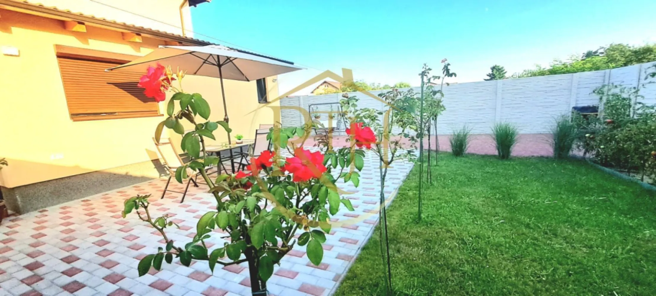 Vând casă vila cu 5 camere,in Giroc ,materiale premium,comision ,0' - Vând vilă cu 5 camere în Giroc – Locuința ideală pentru o familie!

Locuința a fost finalizată în octombrie 2022 și se află într-o zonă liniștită, doar cu case, oferind un mediu privat și confortabil. Amplasată într-o locație excelentă, aproape de centre comerciale, școli, grădinițe și Primărie, vila beneficiază de toate utilitățile necesare (apă, gaz, canalizare, electricitate, telefonie, internet, televiziune), fiind locul perfect pentru o viață modernă și fără griji.

Caracteristici principale:

Acces privat: Drum privat ce deservește doar 4 imobile, asigurând intimitate și liniște.

Siguranță: Camere de supraveghere video și sistem de alarmă pentru un trai sigur.

Acces comod în curte: 2 porți auto și 1 poartă pietonală, cu un front stradal generos de 30 m.

Curte amenajată cu pavaj și gazon pentru un spațiu exterior elegant și ușor de întreținut.

Panouri fotovoltaice de 6,5 kWh – eficiență energetică și costuri reduse la electricitate.

Carport de 20 m² + magazie de 25 m², ideal pentru depozitare suplimentară.

Compartimentare interioară:

Parter:

Dormitor spațios, mobilat și amenajat într-un stil modern și elegant.

Baie cu cabină de duș din sticlă, realizată la comandă.

Living generos, modern și luminos, perfect pentru momentele de relaxare.

Bucătărie închisă, complet utilată și cu mobilier realizat la comandă, perfectă pentru gătit în liniște.

Spațiu de depozitare amplu sub casa scării.

Etaj:

Două dormitoare mari, mobilate cu mobilier personalizat.

Dressing de mari dimensiuni pentru un spațiu organizat.

Baie modernă cu cadă și loc special pentru mașina de spălat și uscător.

Dotări suplimentare:

Încălzire în pardoseală pe fiecare zonă, controlată prin termostat de ambient.

Centrală în condensare, pentru eficiență energetică.

Finisaje de înaltă calitate, cu vopsea lavabilă Tifel pe pereți și detalii care reflectă eleganța și confortul.

Pod generos pentru depozitare suplimentară.

Curte împrejmuită cu gard din beton, ce asigură intimitate și siguranță.

Parcare: 4 locuri de parcare în curte, pentru confortul și siguranța autoturismelor tale.

Casa se vinde complet mobilată, iar bucătăria este complet utilată, pregătită să îți ofere confortul unui trai modern din prima zi.

Locație ideală: Vila se află într-o zonă foarte liniștită de case, departe de agitația orașului, dar în apropierea tuturor facilităților necesare unei vieți urbane.
Proprietate reprezentata de RealTimHouse.ro . Un pas spre un loc doar al tau !
Pret : 350 000 euro ,nu se plateste comision agentie.