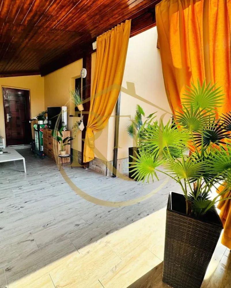 Vând casă vila cu 5 camere,in Giroc ,materiale premium,comision ,0' - Vând vilă cu 5 camere în Giroc – Locuința ideală pentru o familie!

Locuința a fost finalizată în octombrie 2022 și se află într-o zonă liniștită, doar cu case, oferind un mediu privat și confortabil. Amplasată într-o locație excelentă, aproape de centre comerciale, școli, grădinițe și Primărie, vila beneficiază de toate utilitățile necesare (apă, gaz, canalizare, electricitate, telefonie, internet, televiziune), fiind locul perfect pentru o viață modernă și fără griji.

Caracteristici principale:

Acces privat: Drum privat ce deservește doar 4 imobile, asigurând intimitate și liniște.

Siguranță: Camere de supraveghere video și sistem de alarmă pentru un trai sigur.

Acces comod în curte: 2 porți auto și 1 poartă pietonală, cu un front stradal generos de 30 m.

Curte amenajată cu pavaj și gazon pentru un spațiu exterior elegant și ușor de întreținut.

Panouri fotovoltaice de 6,5 kWh – eficiență energetică și costuri reduse la electricitate.

Carport de 20 m² + magazie de 25 m², ideal pentru depozitare suplimentară.

Compartimentare interioară:

Parter:

Dormitor spațios, mobilat și amenajat într-un stil modern și elegant.

Baie cu cabină de duș din sticlă, realizată la comandă.

Living generos, modern și luminos, perfect pentru momentele de relaxare.

Bucătărie închisă, complet utilată și cu mobilier realizat la comandă, perfectă pentru gătit în liniște.

Spațiu de depozitare amplu sub casa scării.

Etaj:

Două dormitoare mari, mobilate cu mobilier personalizat.

Dressing de mari dimensiuni pentru un spațiu organizat.

Baie modernă cu cadă și loc special pentru mașina de spălat și uscător.

Dotări suplimentare:

Încălzire în pardoseală pe fiecare zonă, controlată prin termostat de ambient.

Centrală în condensare, pentru eficiență energetică.

Finisaje de înaltă calitate, cu vopsea lavabilă Tifel pe pereți și detalii care reflectă eleganța și confortul.

Pod generos pentru depozitare suplimentară.

Curte împrejmuită cu gard din beton, ce asigură intimitate și siguranță.

Parcare: 4 locuri de parcare în curte, pentru confortul și siguranța autoturismelor tale.

Casa se vinde complet mobilată, iar bucătăria este complet utilată, pregătită să îți ofere confortul unui trai modern din prima zi.

Locație ideală: Vila se află într-o zonă foarte liniștită de case, departe de agitația orașului, dar în apropierea tuturor facilităților necesare unei vieți urbane.
Proprietate reprezentata de RealTimHouse.ro . Un pas spre un loc doar al tau !
Pret : 350 000 euro ,nu se plateste comision agentie.