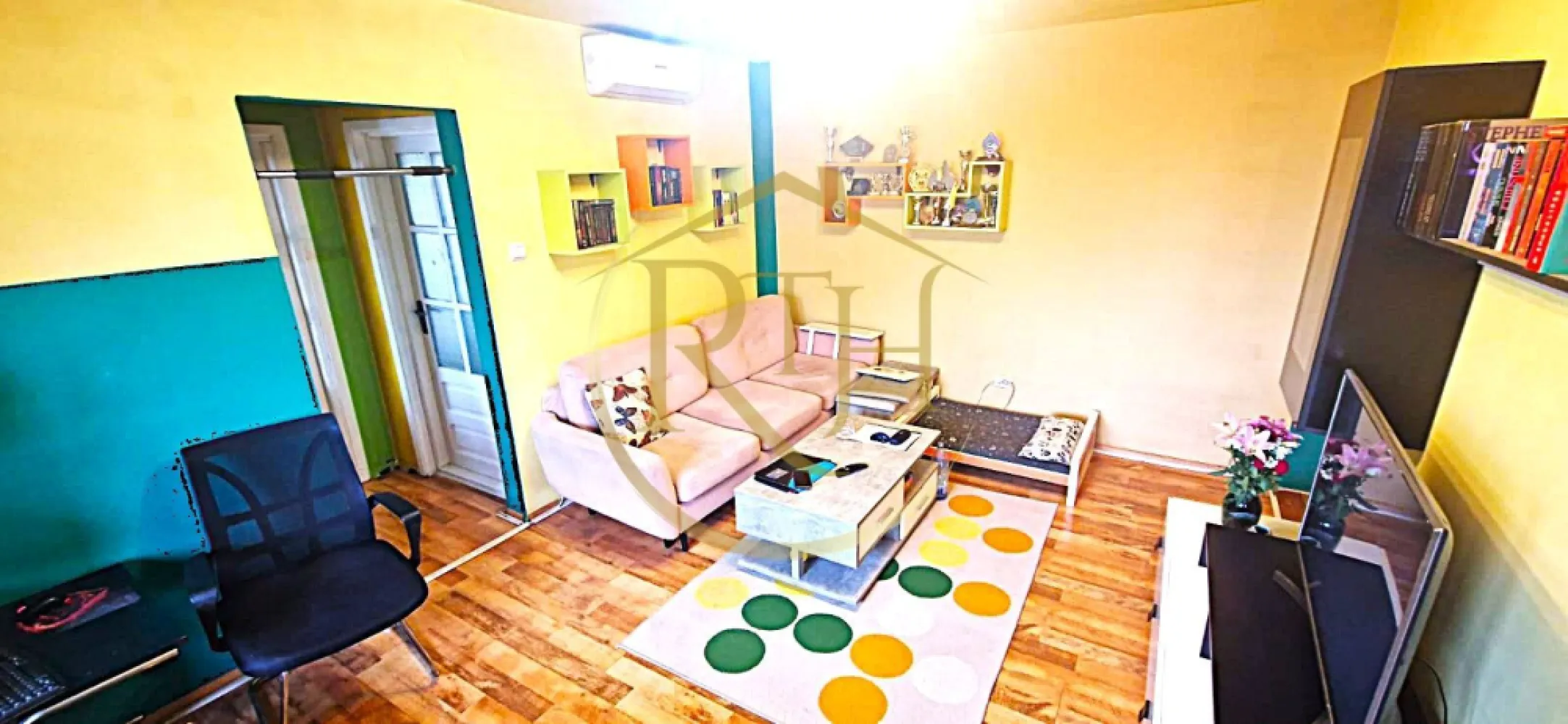 Vand apartament cu 4 camere in zona spitalul judetean,comision ,,0'' - Vând apartament cu 4 camere, semidecomandat, situat într-o zonă centrală, la doar câțiva pași de Spitalul Județean și alte facilități esențiale.
Locație excelentă și accesibilitate:

La doar 1 minut de grădiniță 5 minute de școală, fiind ideal pentru o familie cu copii.
Legături excelente cu mijloacele de transport: tramvai 9, autobuz E2, firobuz 15 și 16.
Aproape de magazine alimentare: Profi, Penny, Carrefour, pentru confortul zilnic.
Zona liniștită și bine conectată la principalele puncte de interes din oraș.

Caracteristici apartament:
Suprafață utilă: 64,56 m²
Compartimentare: Antreu, cameră, bucătărie, baie, living, sas, 2 camere și balcon.
Confort termic: Centrala proprie și climatizare pentru un mediu optim în orice sezon.
Stare: Apartamentul se vinde parțial mobilat și utilat, fiind perfect pentru mutare rapidă sau personalizare.

Posibilități de achiziție:

Se poate cumpăra atât cu bani cash, cât și prin credit ipotecar.

Consultanță financiară gratuită pentru accesarea unui credit ipotecar, oferită prin intermediul unui broker acreditat, pentru a facilita procesul de cumpărare.

Preț: 108.000 EUR ,fără comision agenție!

Proprietatea este reprezentată în exclusivitate de RealTimHouse.ro.

Un pas spre un loc doar al tău!