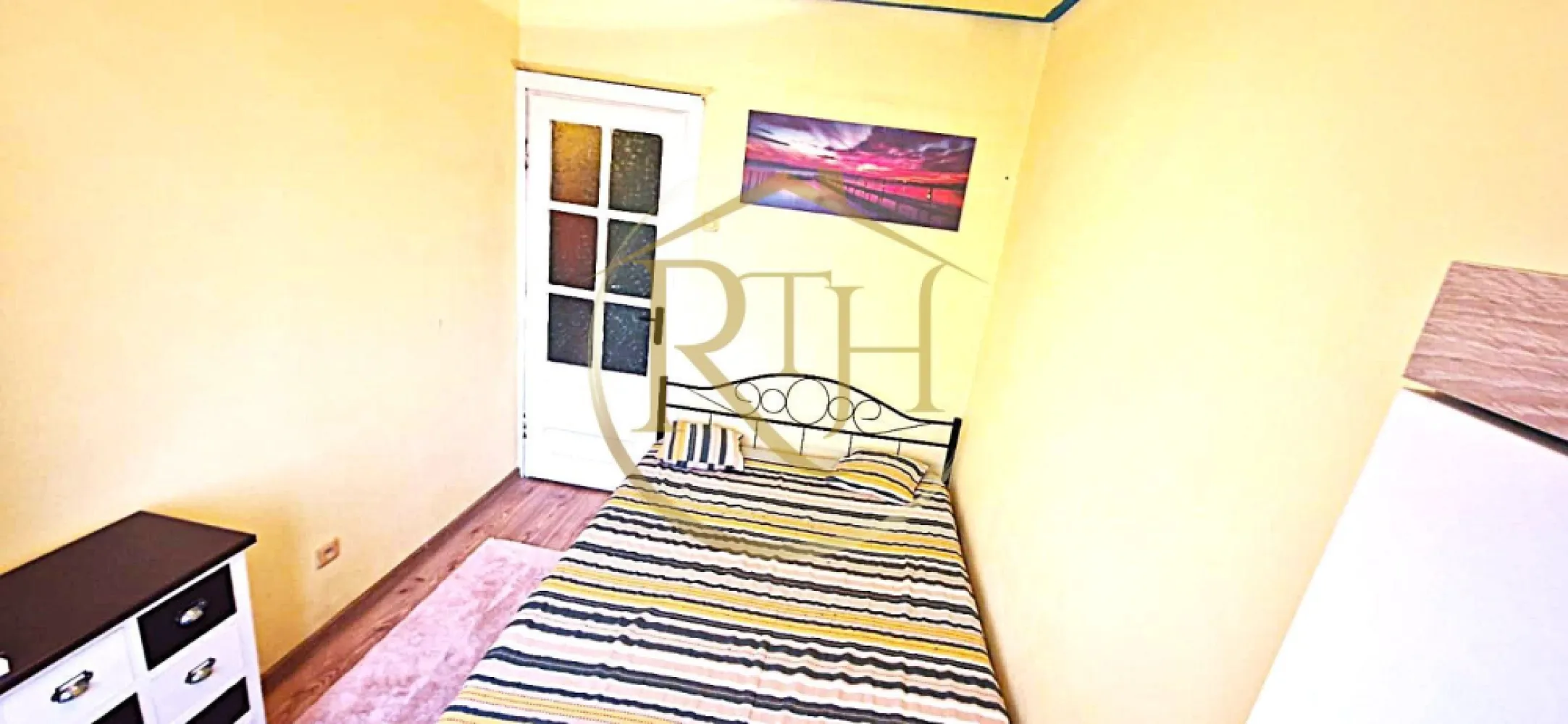Vand apartament cu 4 camere in zona spitalul judetean,comision ,,0'' - Vând apartament cu 4 camere, semidecomandat, situat într-o zonă centrală, la doar câțiva pași de Spitalul Județean și alte facilități esențiale.
Locație excelentă și accesibilitate:

La doar 1 minut de grădiniță 5 minute de școală, fiind ideal pentru o familie cu copii.
Legături excelente cu mijloacele de transport: tramvai 9, autobuz E2, firobuz 15 și 16.
Aproape de magazine alimentare: Profi, Penny, Carrefour, pentru confortul zilnic.
Zona liniștită și bine conectată la principalele puncte de interes din oraș.

Caracteristici apartament:
Suprafață utilă: 64,56 m²
Compartimentare: Antreu, cameră, bucătărie, baie, living, sas, 2 camere și balcon.
Confort termic: Centrala proprie și climatizare pentru un mediu optim în orice sezon.
Stare: Apartamentul se vinde parțial mobilat și utilat, fiind perfect pentru mutare rapidă sau personalizare.

Posibilități de achiziție:

Se poate cumpăra atât cu bani cash, cât și prin credit ipotecar.

Consultanță financiară gratuită pentru accesarea unui credit ipotecar, oferită prin intermediul unui broker acreditat, pentru a facilita procesul de cumpărare.

Preț: 108.000 EUR ,fără comision agenție!

Proprietatea este reprezentată în exclusivitate de RealTimHouse.ro.

Un pas spre un loc doar al tău!