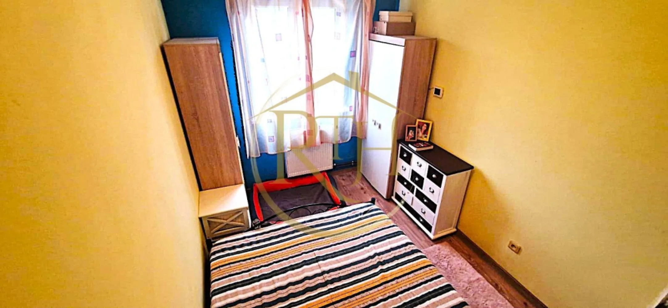 Vand apartament cu 4 camere in zona spitalul judetean,comision ,,0'' - Vând apartament cu 4 camere, semidecomandat, situat într-o zonă centrală, la doar câțiva pași de Spitalul Județean și alte facilități esențiale.
Locație excelentă și accesibilitate:

La doar 1 minut de grădiniță 5 minute de școală, fiind ideal pentru o familie cu copii.
Legături excelente cu mijloacele de transport: tramvai 9, autobuz E2, firobuz 15 și 16.
Aproape de magazine alimentare: Profi, Penny, Carrefour, pentru confortul zilnic.
Zona liniștită și bine conectată la principalele puncte de interes din oraș.

Caracteristici apartament:
Suprafață utilă: 64,56 m²
Compartimentare: Antreu, cameră, bucătărie, baie, living, sas, 2 camere și balcon.
Confort termic: Centrala proprie și climatizare pentru un mediu optim în orice sezon.
Stare: Apartamentul se vinde parțial mobilat și utilat, fiind perfect pentru mutare rapidă sau personalizare.

Posibilități de achiziție:

Se poate cumpăra atât cu bani cash, cât și prin credit ipotecar.

Consultanță financiară gratuită pentru accesarea unui credit ipotecar, oferită prin intermediul unui broker acreditat, pentru a facilita procesul de cumpărare.

Preț: 108.000 EUR ,fără comision agenție!

Proprietatea este reprezentată în exclusivitate de RealTimHouse.ro.

Un pas spre un loc doar al tău!