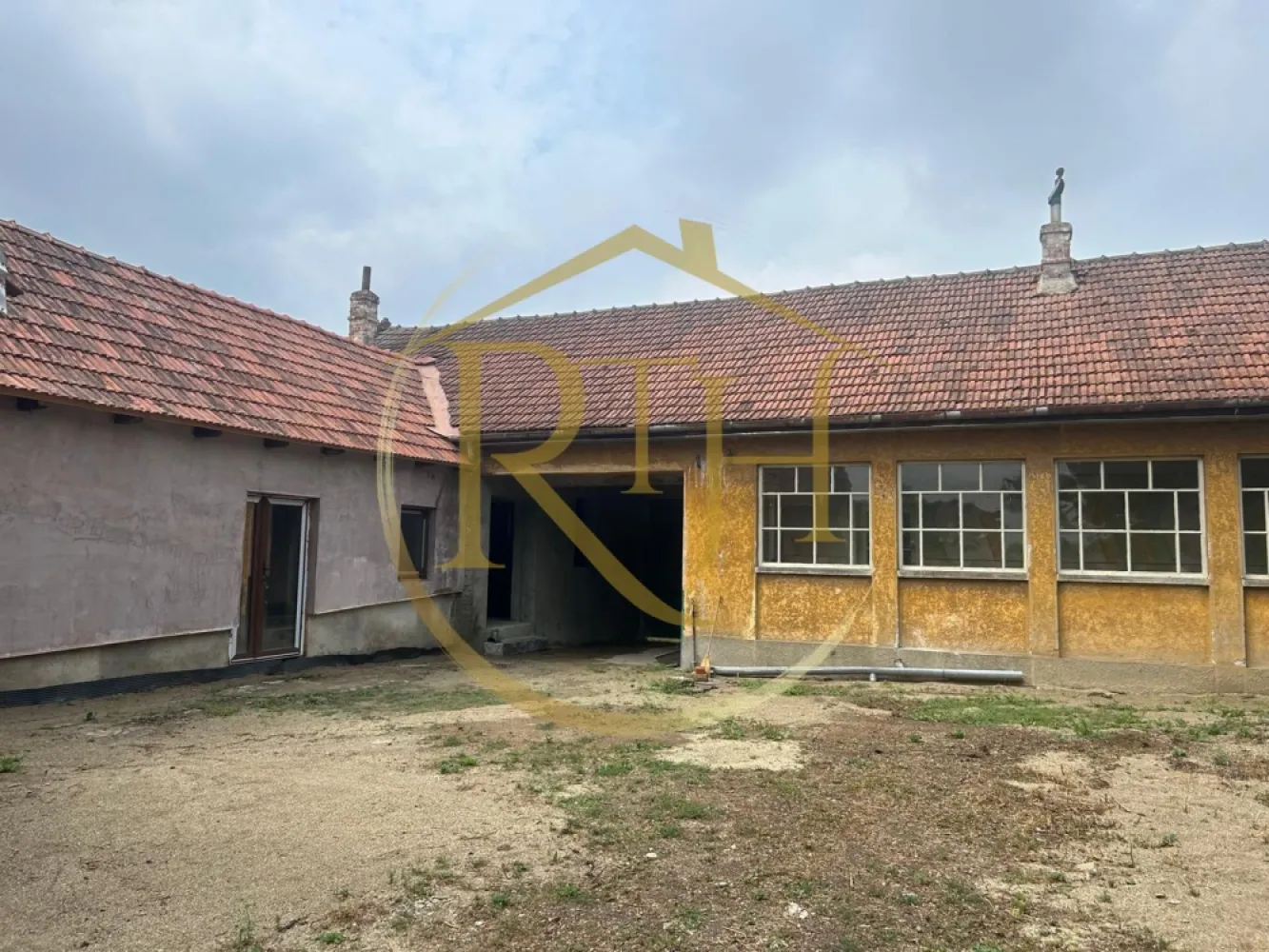 Casa plus teren de vânzare în Balinț,comision ,,0'' - De vânzare: Casa din cărămidă în Bălint, jud. Timiș

An construcție: 1969
Tip: Ideală pentru pensiune, microfermă sau punct gastronomic local.

Detalii proprietate:

Clădire 1:

Suprafață utilă: 120 mp (renovat complet, finisaje premium)

Izolație: vată bazaltică 10 cm

Compartimentare:

Bucătărie: 18 mp

Spațiu de depozitare: 6 mp

Living (2 intrări): 27 mp

Cameră tehnică: 10 mp

Dormitor: 20 mp

Coridor: trecere

Clădire 2:

Suprafață: 80 mp (păstrată în arhitectura originală)

Compartimentare:

2 camere: 18 mp fiecare

Coridor principal: 16 mp

Suprafață totală utilă: 200 mp
Teren: 2160 mp
Înălțime camere: 2.80 m
Front stradal: 25 m
Acoperiș: refăcut cu țiglă originală (țiglă de Jimbolia)
Intrare: acces auto și utilaje, poate fi utilizată ca garaj (23 mp)

Utilități:

Curent trifazic

Apă și canalizare complete legate la imobil

Altele:

Pod pe partea de la stradă, pretabil mansardare

Acte complete
Pret : 69999 euro

Proprietate reprezentata de RealTimHouse .ro . Un pas spre un loc doar al tau !