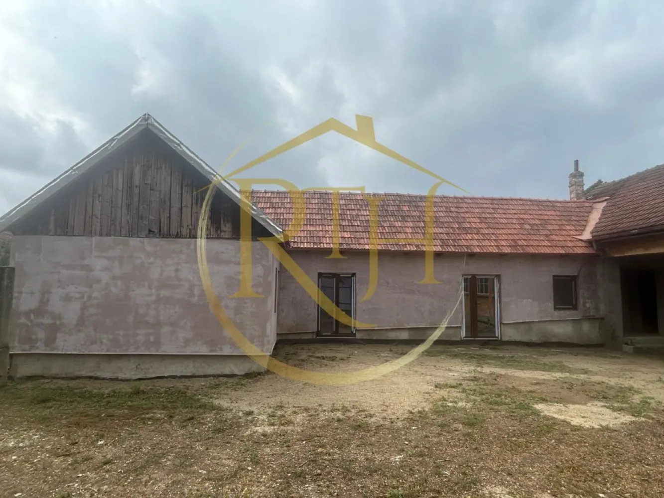 Casa plus teren de vânzare în Balinț,comision ,,0'' - De vânzare: Casa din cărămidă în Bălint, jud. Timiș

An construcție: 1969
Tip: Ideală pentru pensiune, microfermă sau punct gastronomic local.

Detalii proprietate:

Clădire 1:

Suprafață utilă: 120 mp (renovat complet, finisaje premium)

Izolație: vată bazaltică 10 cm

Compartimentare:

Bucătărie: 18 mp

Spațiu de depozitare: 6 mp

Living (2 intrări): 27 mp

Cameră tehnică: 10 mp

Dormitor: 20 mp

Coridor: trecere

Clădire 2:

Suprafață: 80 mp (păstrată în arhitectura originală)

Compartimentare:

2 camere: 18 mp fiecare

Coridor principal: 16 mp

Suprafață totală utilă: 200 mp
Teren: 2160 mp
Înălțime camere: 2.80 m
Front stradal: 25 m
Acoperiș: refăcut cu țiglă originală (țiglă de Jimbolia)
Intrare: acces auto și utilaje, poate fi utilizată ca garaj (23 mp)

Utilități:

Curent trifazic

Apă și canalizare complete legate la imobil

Altele:

Pod pe partea de la stradă, pretabil mansardare

Acte complete
Pret : 69999 euro

Proprietate reprezentata de RealTimHouse .ro . Un pas spre un loc doar al tau !