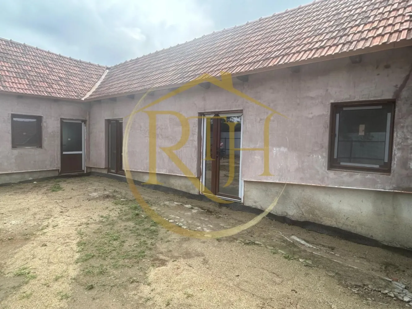 Casa plus teren de vânzare în Balinț,comision ,,0'' - De vânzare: Casa din cărămidă în Bălint, jud. Timiș

An construcție: 1969
Tip: Ideală pentru pensiune, microfermă sau punct gastronomic local.

Detalii proprietate:

Clădire 1:

Suprafață utilă: 120 mp (renovat complet, finisaje premium)

Izolație: vată bazaltică 10 cm

Compartimentare:

Bucătărie: 18 mp

Spațiu de depozitare: 6 mp

Living (2 intrări): 27 mp

Cameră tehnică: 10 mp

Dormitor: 20 mp

Coridor: trecere

Clădire 2:

Suprafață: 80 mp (păstrată în arhitectura originală)

Compartimentare:

2 camere: 18 mp fiecare

Coridor principal: 16 mp

Suprafață totală utilă: 200 mp
Teren: 2160 mp
Înălțime camere: 2.80 m
Front stradal: 25 m
Acoperiș: refăcut cu țiglă originală (țiglă de Jimbolia)
Intrare: acces auto și utilaje, poate fi utilizată ca garaj (23 mp)

Utilități:

Curent trifazic

Apă și canalizare complete legate la imobil

Altele:

Pod pe partea de la stradă, pretabil mansardare

Acte complete
Pret : 69999 euro

Proprietate reprezentata de RealTimHouse .ro . Un pas spre un loc doar al tau !