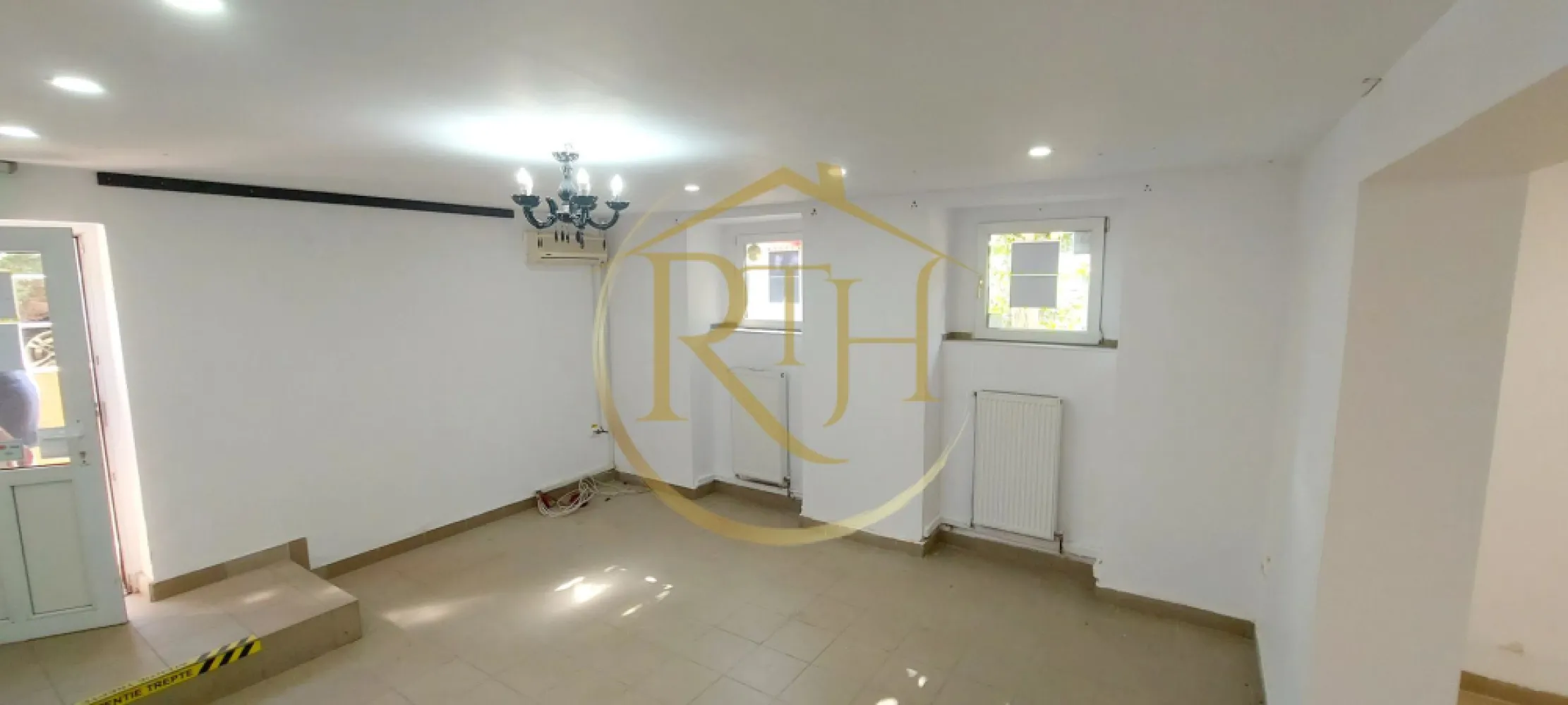 Închiriere spațiu comercial – Zona Centrală – 77 mp - Spatiu de inchiriat, zona ultracentrala, fost salon de cosmetică & coafură – ideal pentru diverse activități (beauty, birouri, cabinet, studio, showroom etc.)

Actele sunt toate la zi pentru obtinerea de avize necesare activitatii desfasurate.

Detalii spațiu:
Suprafață: 77 mp, organizat în 4 încăperi + grup sanitar + spațiu de depozitare

Facilități: Acces la terasă și loc de parcare în fața garajului clădirii

Confort: Centrală proprie și 2 aparate de aer condiționat, asigurând un climat optim pe toată suprafața

Stare: Spațiul este nemobilat și se poate personaliza în funcție de necesități; 
Beneficii suplimentare – Locație premium:

Acces rapid & vizibilitate: Situat în inima orașului, cu acces facil la mijloacele de transport și arterele principale

Vecinătăți esențiale pentru afacerea ta:

Shopping & divertisment: Iulius Mall, Piața Unirii, Piața 700, Kaufland, Lidl
Instituții & servicii: Registrul Comerțului, Direcția Finanțelor, Tribunal
Alte facilități: McDonald’s, Spitalul de copii, Spitalul Militar, Cilinca de Oftalmologie, Sală de fitness
Educație: Liceu și Școală generală
Zone verzi & clădiri de afaceri: Parcul Botanic, City Business Center

Avantaje adiționale:
Expunere maximă: Zona centrală garantează un flux constant de clienți și o vizibilitate excelentă pentru afacerea ta

Flexibilitate: Spațiul poate fi adaptat rapid pentru diverse tipuri de activități, oferind posibilitatea de personalizare în funcție de brand și nevoi specifice.

Pret: 750 euro chirie, 750 euro garantie plus comision garantie.

Proprietate reprezentata de RealTimHouse.ro . Un pas spre un loc doar al tau !