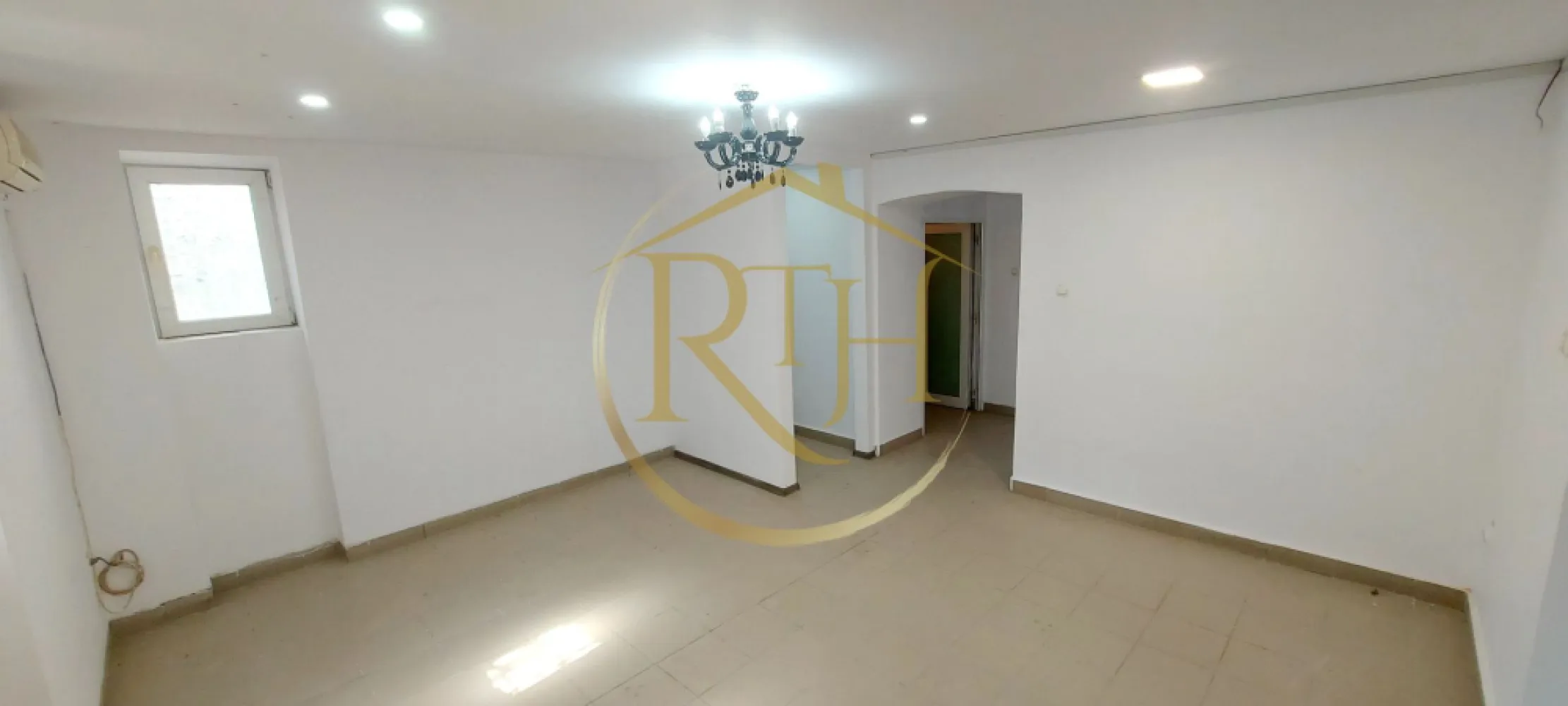 Închiriere spațiu comercial – Zona Centrală – 77 mp - Spatiu de inchiriat, zona ultracentrala, fost salon de cosmetică & coafură – ideal pentru diverse activități (beauty, birouri, cabinet, studio, showroom etc.)

Actele sunt toate la zi pentru obtinerea de avize necesare activitatii desfasurate.

Detalii spațiu:
Suprafață: 77 mp, organizat în 4 încăperi + grup sanitar + spațiu de depozitare

Facilități: Acces la terasă și loc de parcare în fața garajului clădirii

Confort: Centrală proprie și 2 aparate de aer condiționat, asigurând un climat optim pe toată suprafața

Stare: Spațiul este nemobilat și se poate personaliza în funcție de necesități; 
Beneficii suplimentare – Locație premium:

Acces rapid & vizibilitate: Situat în inima orașului, cu acces facil la mijloacele de transport și arterele principale

Vecinătăți esențiale pentru afacerea ta:

Shopping & divertisment: Iulius Mall, Piața Unirii, Piața 700, Kaufland, Lidl
Instituții & servicii: Registrul Comerțului, Direcția Finanțelor, Tribunal
Alte facilități: McDonald’s, Spitalul de copii, Spitalul Militar, Cilinca de Oftalmologie, Sală de fitness
Educație: Liceu și Școală generală
Zone verzi & clădiri de afaceri: Parcul Botanic, City Business Center

Avantaje adiționale:
Expunere maximă: Zona centrală garantează un flux constant de clienți și o vizibilitate excelentă pentru afacerea ta

Flexibilitate: Spațiul poate fi adaptat rapid pentru diverse tipuri de activități, oferind posibilitatea de personalizare în funcție de brand și nevoi specifice.

Pret: 750 euro chirie, 750 euro garantie plus comision garantie.

Proprietate reprezentata de RealTimHouse.ro . Un pas spre un loc doar al tau !
