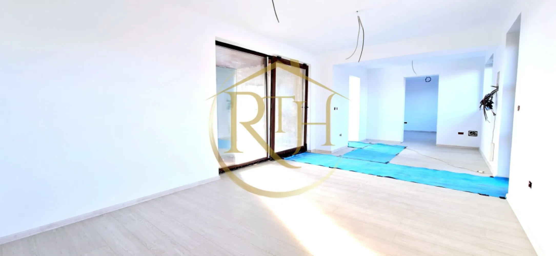 Oferim spre vanzare casa individuala, langa Timisoara, Cornesti - Oferim spre vanzare, direct de la proprietar, casa cu 3 camere, situata in Cornesti, la o distanta de aproximativ 20 de km de Timisoara, 30 de minute cu masina . 
Casa este compusa din 2 camere, living spatios open space cu bucataria, baie cu dus .
Constructie din boltari de beton, cu fundatie, centura de beton, construita in 1974 si renovata complet anul acesta . 
Dispune de parchet laminat, geamuri termopan, incalzire in pardoseala, instalatie electrica si sanitara noua, acoperis nou, pod izolat, izolatie termica exterior . Incalzirea se poate face prin centrala termica electrica sau pe butelii de gaz . 
Casa este racordata la reteaua de apa si energie electrica . Fosa septica in curte de dimensiune mare . 
Suprafata terenului este de 798 mp, suprafata utila a casei este de aproximativ 60 mp utili plus terasa de 15 mp care se poate inchide . Front stradal mare de 23 m, acces auto in curte, poarta noua, gard nou . 
Proprietate reprezentata de RealTimHouse .ro . Un pas spre un loc doar al tau !
Casa se poate cumpara cash sau prin credit ipotecar . Oferim consultanta financiara . 
Pret : 112000 euro foarte usor negociabil .