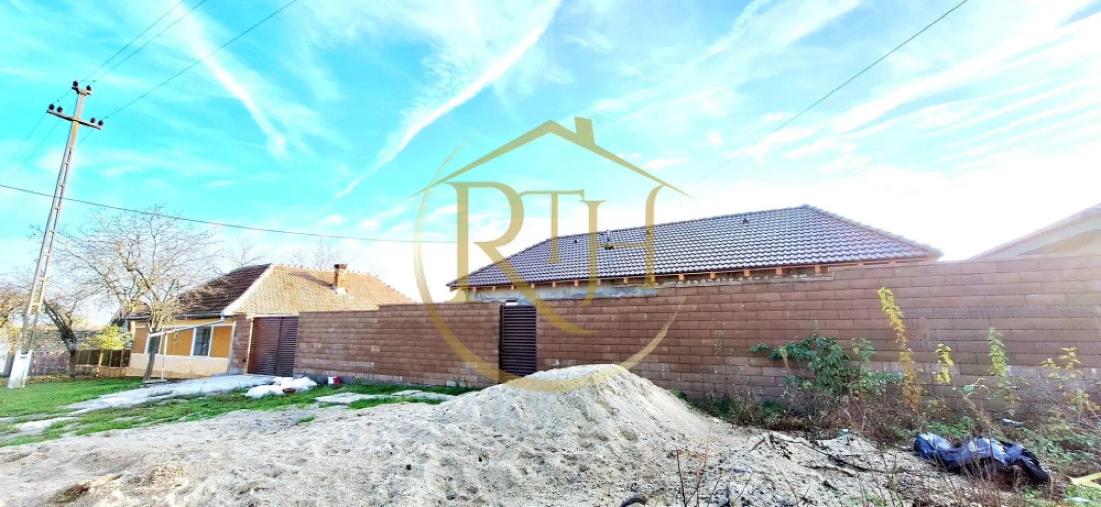 Oferim spre vanzare casa individuala, langa Timisoara, Cornesti - Oferim spre vanzare, direct de la proprietar, casa cu 3 camere, situata in Cornesti, la o distanta de aproximativ 20 de km de Timisoara, 30 de minute cu masina . 
Casa este compusa din 2 camere, living spatios open space cu bucataria, baie cu dus .
Constructie din boltari de beton, cu fundatie, centura de beton, construita in 1974 si renovata complet anul acesta . 
Dispune de parchet laminat, geamuri termopan, incalzire in pardoseala, instalatie electrica si sanitara noua, acoperis nou, pod izolat, izolatie termica exterior . Incalzirea se poate face prin centrala termica electrica sau pe butelii de gaz . 
Casa este racordata la reteaua de apa si energie electrica . Fosa septica in curte de dimensiune mare . 
Suprafata terenului este de 798 mp, suprafata utila a casei este de aproximativ 60 mp utili plus terasa de 15 mp care se poate inchide . Front stradal mare de 23 m, acces auto in curte, poarta noua, gard nou . 
Proprietate reprezentata de RealTimHouse .ro . Un pas spre un loc doar al tau !
Casa se poate cumpara cash sau prin credit ipotecar . Oferim consultanta financiara . 
Pret : 112000 euro foarte usor negociabil .