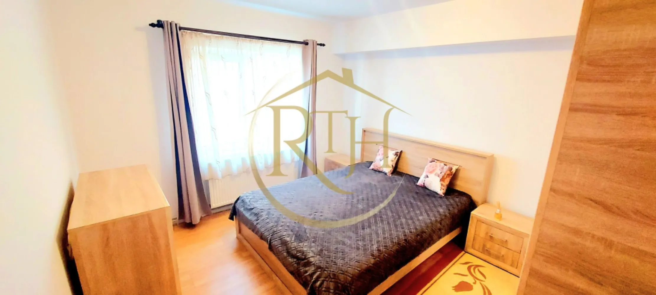 Apartament 2 camere, centrala porprie, parcare, Zona Centrala, Giroc - Oferim spre inchiriere apartament cu 2 camere, spatios 55 mp, model open space, situat la etajul 1, bloc nou, in Giroc pe strada Semenic, langa Primarie, Biserica, mijloc de transport in comun, scoala, gradinita, supermarkeuri, Profi, Lidl, Mega Image, Penny etc .
Apartamentul este compus din living open space cu bucataria, dormitor cu pat matrimonial, baie cu vana, hol intrare si balcon inchis cu acces din living . 
Dispune de mobilier si electrocasnice noi, masina de spalat, frigider, plita cu inductie, cuptor electric incorporat, hota, televizor, clima .
Confortul termic al apartamentului se realizeaza prin centrala termica pe gaz cu ambient si calorifere . 
Apartamentul dispune si de un loc de parcare in curtea privata a blocului, acces cu telecomanda, supravechere video, loc de joaca pt copii .
Ideal pentru o persoana sau un cuplu . . Nu acceptam animale de companie . Liber imediat .
Proprietate reprezentara de RealTimHouse.ro . Un pas spre un loc doar al tau !
Vizionare online : https://youtu.be/XvTzUJC61uA
Pret : 360 euro fix + garantie 360 euro + comision agentie