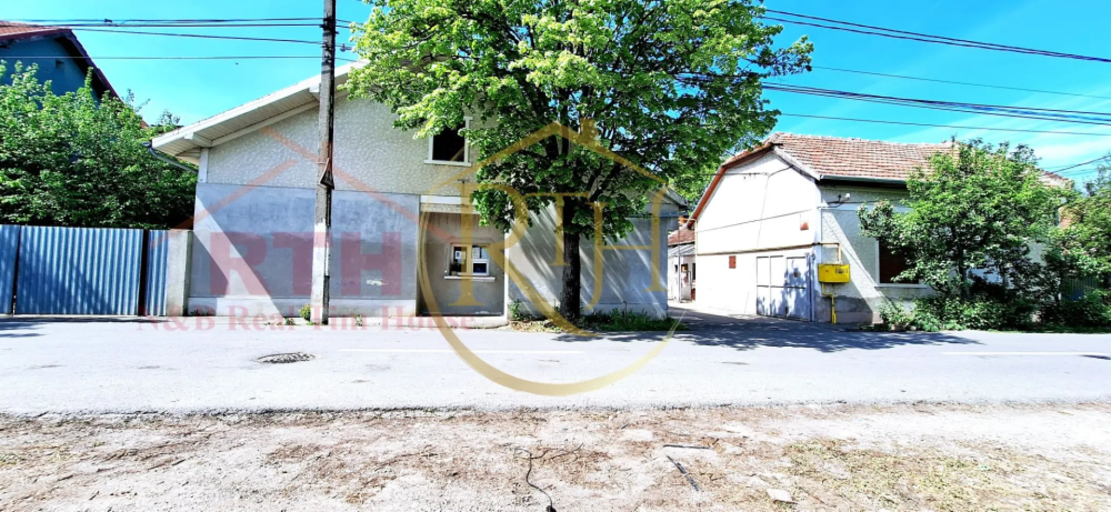 Oportunitate de investitie, se vinde proprietate, zona Mehala - Oportunitate de investitie ! Se vinde proprietate in zona Mehala, pe strada Ion Popovici Banateanu, la doar 2 minute de Piata Mehala, str. Closca, Bulevardul Cetatii . 
Proprietatea se desfasoara pe un teren de 1757 mp si este compusa din Casa de Locuit, Hala Productie, Cladire P + 1E ( fosta Moara ), Garaj, Anexe acoperite . 
Dispune de toate utilitatile, gaz, apa, canalizare, curent, curent trifazic, 2 cai de acces . 
Proprietate reprezentata in exclusivitate de RealTimHouse.ro . Un pas spre un loc doar al tau !
Pentru mai multe detalii nu ezitati sa ne contactati .
Pret : 930000 euro . Nu se plateste comision agentie .