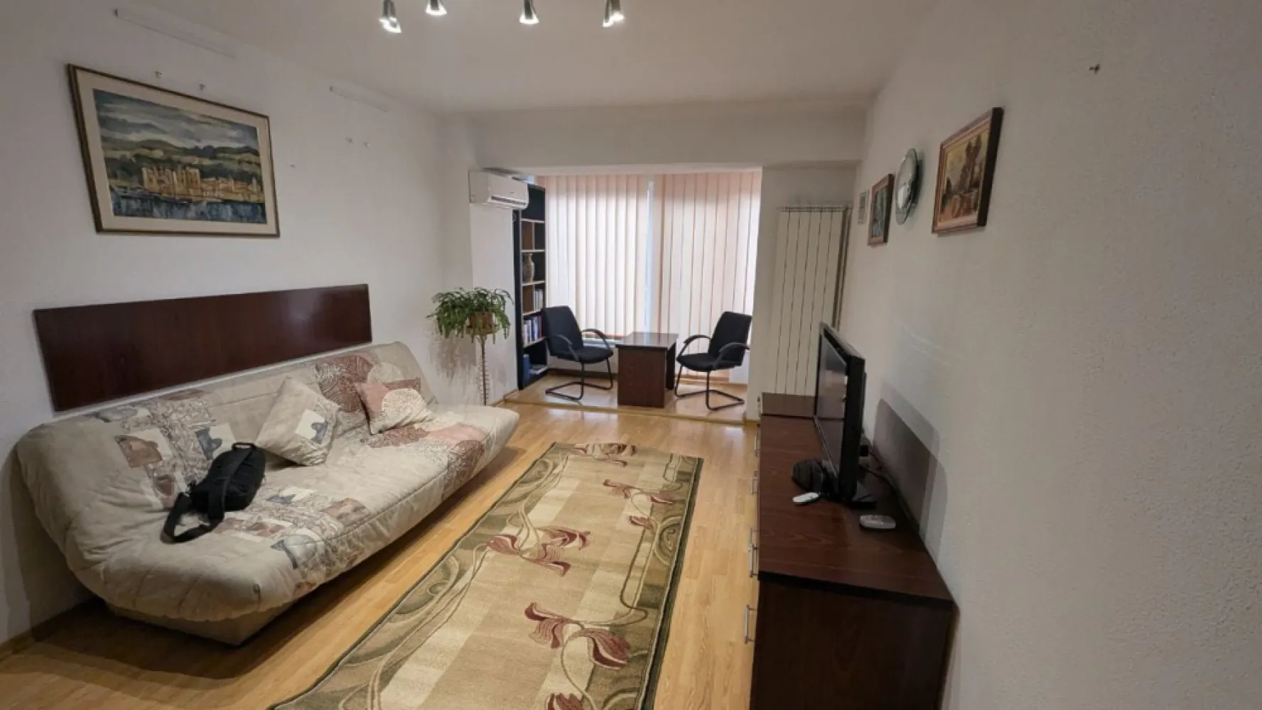 De inchiriat apartament cu 3 camere, Mazepa 1 la BR-uri, etaj 1, 550 euro - Se ofera spre închiriere un apartament spațios cu 3 camere, situat în zona Mazepa 1, la BR-uri, una dintre cele mai căutate și apreciate zone ale orașului.
Locuința este amplasată la etajul 1 din 10, într-un bloc prevăzut cu lift, și beneficiază de o suprafață generoasă, ideală pentru o familie sau pentru persoane care își doresc confort și spațiu.
Apartamentul dispune de:
- 3 camere luminoase și bine compartimentate
- 2 băi
- Lift
- Etaj 1/10
- Suprafață generoasă
- Zonă excelentă, aproape de magazine, școli, transport și faleza Dunării.
Un apartament confortabil, într-o locație excelentă, gata să devină acasă pentru noii chiriași!
Preț: 550 euro/lună
Garantie returnabila 550 euro.
Se percepe comision de tranzactionare.
Pentru mai multe detalii sau pentru programarea unei vizionări, vă rog să mă contactați 0746.252.252 Liliana Ene, Agentia Mag Invest.