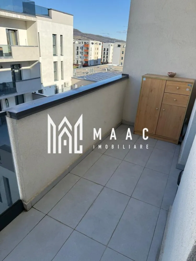 Apartament 3 camere | Sibiu Central | 64 mp, ultrafinisat - Apartament cu 3 camere, ultrafinisat, în zona Central din Sibiu, pe Calea Gusteriței, la etajul 3 din 4, cu 64 mp utili, terasă și două balcoane. O locuință modernă, luminoasă și bine organizată, pregătită pentru mutare imediată.

Detalii proprietate:
• Suprafață utilă: 64 mp
• Compartimentare: 3 camere, 2 băi, 1 bucătărie
• Etaj: 3 din 4
• An construcție: 2020
• Confort: Lux
• Stare interioară: ultrafinisat
• 1 loc de parcare
• 2 balcoane și o terasă de 12 mp
• Imobil cu lift
• Mobilat complet

Context și amplasare:
Proprietatea este situată în Sibiu, pe Calea Gusteriței, în zona Central, într-un imobil modern finalizat în 2020. Accesul este facil către punctele de interes din oraș, iar configurația apartamentului oferă spațiu util și funcționalitate pentru locuire de zi cu zi.

Pentru mai multe detalii sau pentru programarea unei vizionări, vă stăm cu drag la dispoziție. Cod anunț CP3173575. Contactați-ne pentru o vizionare și pentru informații suplimentare.