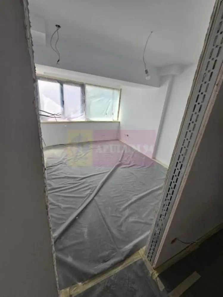 Apartament 3 camere, Bulevardul Unirii, etaj 6 - Agentia Imobiliara Apulum 94, va prezinta spre vanzare
Apartament nou, 3 camere, 2 băi, situat pe Bulevardul Unirii, sector 3, la etajul 6 dintr-un imobil cu regim D+P+10E. Suprafață utilă 81,2 mp, vedere sud, ideal pentru familie sau investiție.
 
Apartamentul este recent renovat, finisat la un nivel ridicat, gândit pentru confort și eficiență energetică.
 
Dotări apartament:
- 3 aparate de aer condiționat
- Centrală termică proprie pe gaz, gaze proprii, contor propriu
- Parchet laminat în camere
- Gresie și faianță în cele 2 băi și bucătărie
- Instalații sanitare și electrice noi
- Balcon
 
Facilități imobil:
- 2 lifturi noi
- Generator propriu pentru imobil
- Boxă de depozitare inclusă
- Spații de depozitare biciclete, pentru vară și iarnă
- Spălătorie la subsol, dotată cu mașini de spălat și uscătoare profesionale, pentru rezidenți
- Spațiu de coworking la subsol, pentru rezidenți
 
Zonă centrală, cu acces facil la metrou, transport public, restaurante, magazine și instituții, la câțiva pași de Piața Unirii.
 
Preț: 280.140 EUR + TVA

Comision 0% - cumparator