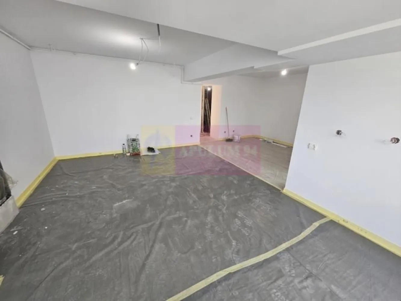 Apartament 3 camere, Bulevardul Unirii, etaj 6 - Agentia Imobiliara Apulum 94, va prezinta spre vanzare
Apartament nou, 3 camere, 2 băi, situat pe Bulevardul Unirii, sector 3, la etajul 6 dintr-un imobil cu regim D+P+10E. Suprafață utilă 81,2 mp, vedere sud, ideal pentru familie sau investiție.
 
Apartamentul este recent renovat, finisat la un nivel ridicat, gândit pentru confort și eficiență energetică.
 
Dotări apartament:
- 3 aparate de aer condiționat
- Centrală termică proprie pe gaz, gaze proprii, contor propriu
- Parchet laminat în camere
- Gresie și faianță în cele 2 băi și bucătărie
- Instalații sanitare și electrice noi
- Balcon
 
Facilități imobil:
- 2 lifturi noi
- Generator propriu pentru imobil
- Boxă de depozitare inclusă
- Spații de depozitare biciclete, pentru vară și iarnă
- Spălătorie la subsol, dotată cu mașini de spălat și uscătoare profesionale, pentru rezidenți
- Spațiu de coworking la subsol, pentru rezidenți
 
Zonă centrală, cu acces facil la metrou, transport public, restaurante, magazine și instituții, la câțiva pași de Piața Unirii.
 
Preț: 280.140 EUR + TVA

Comision 0% - cumparator