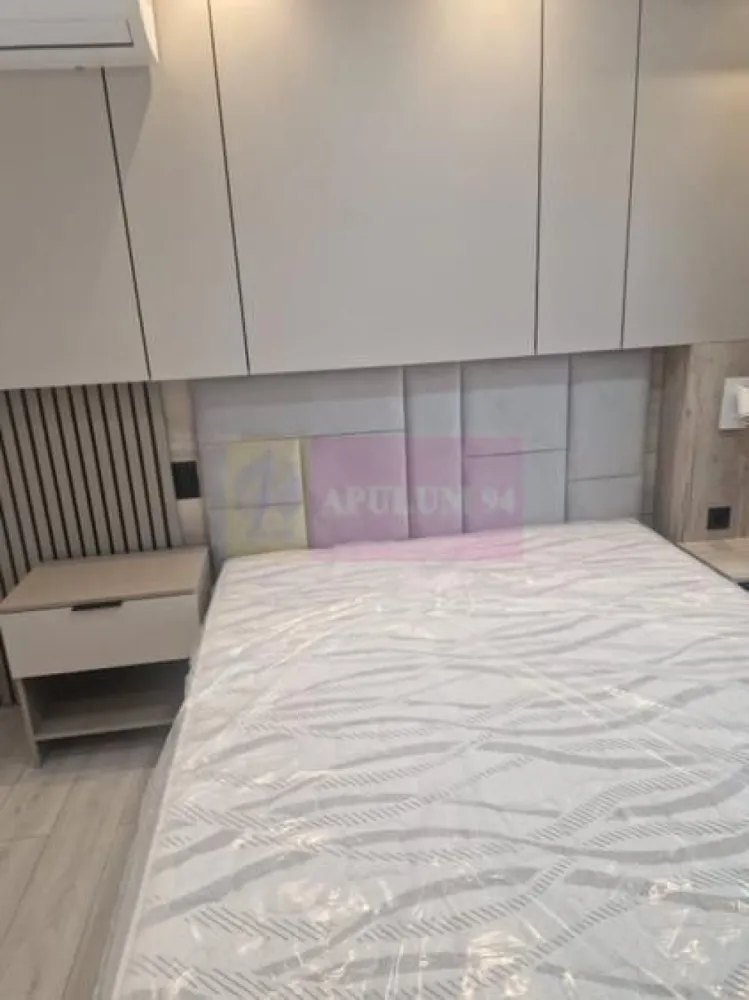 Apartament 3 camere, Bulevardul Unirii, etaj 6 - Agentia Imobiliara Apulum 94, va prezinta spre vanzare
Apartament nou, 3 camere, 2 băi, situat pe Bulevardul Unirii, sector 3, la etajul 6 dintr-un imobil cu regim D+P+10E. Suprafață utilă 81,2 mp, vedere sud, ideal pentru familie sau investiție.
 
Apartamentul este recent renovat, finisat la un nivel ridicat, gândit pentru confort și eficiență energetică.
 
Dotări apartament:
- 3 aparate de aer condiționat
- Centrală termică proprie pe gaz, gaze proprii, contor propriu
- Parchet laminat în camere
- Gresie și faianță în cele 2 băi și bucătărie
- Instalații sanitare și electrice noi
- Balcon
 
Facilități imobil:
- 2 lifturi noi
- Generator propriu pentru imobil
- Boxă de depozitare inclusă
- Spații de depozitare biciclete, pentru vară și iarnă
- Spălătorie la subsol, dotată cu mașini de spălat și uscătoare profesionale, pentru rezidenți
- Spațiu de coworking la subsol, pentru rezidenți
 
Zonă centrală, cu acces facil la metrou, transport public, restaurante, magazine și instituții, la câțiva pași de Piața Unirii.
 
Preț: 280.140 EUR + TVA

Comision 0% - cumparator