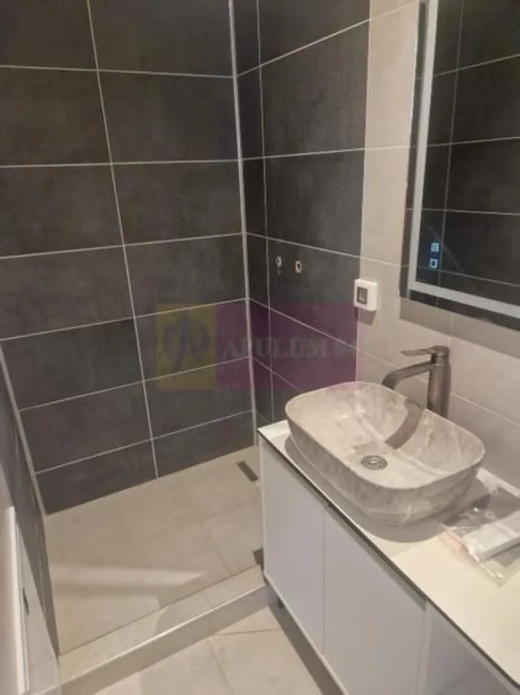 Apartament 3 camere, Bulevardul Unirii, etaj 6 - Agentia Imobiliara Apulum 94, va prezinta spre vanzare
Apartament nou, 3 camere, 2 băi, situat pe Bulevardul Unirii, sector 3, la etajul 6 dintr-un imobil cu regim D+P+10E. Suprafață utilă 81,2 mp, vedere sud, ideal pentru familie sau investiție.
 
Apartamentul este recent renovat, finisat la un nivel ridicat, gândit pentru confort și eficiență energetică.
 
Dotări apartament:
- 3 aparate de aer condiționat
- Centrală termică proprie pe gaz, gaze proprii, contor propriu
- Parchet laminat în camere
- Gresie și faianță în cele 2 băi și bucătărie
- Instalații sanitare și electrice noi
- Balcon
 
Facilități imobil:
- 2 lifturi noi
- Generator propriu pentru imobil
- Boxă de depozitare inclusă
- Spații de depozitare biciclete, pentru vară și iarnă
- Spălătorie la subsol, dotată cu mașini de spălat și uscătoare profesionale, pentru rezidenți
- Spațiu de coworking la subsol, pentru rezidenți
 
Zonă centrală, cu acces facil la metrou, transport public, restaurante, magazine și instituții, la câțiva pași de Piața Unirii.
 
Preț: 280.140 EUR + TVA

Comision 0% - cumparator