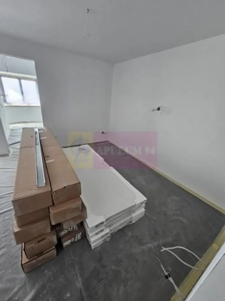 Apartament 3 camere, Bulevardul Unirii, etaj 6 - Agentia Imobiliara Apulum 94, va prezinta spre vanzare
Apartament nou, 3 camere, 2 băi, situat pe Bulevardul Unirii, sector 3, la etajul 6 dintr-un imobil cu regim D+P+10E. Suprafață utilă 81,2 mp, vedere sud, ideal pentru familie sau investiție.
 
Apartamentul este recent renovat, finisat la un nivel ridicat, gândit pentru confort și eficiență energetică.
 
Dotări apartament:
- 3 aparate de aer condiționat
- Centrală termică proprie pe gaz, gaze proprii, contor propriu
- Parchet laminat în camere
- Gresie și faianță în cele 2 băi și bucătărie
- Instalații sanitare și electrice noi
- Balcon
 
Facilități imobil:
- 2 lifturi noi
- Generator propriu pentru imobil
- Boxă de depozitare inclusă
- Spații de depozitare biciclete, pentru vară și iarnă
- Spălătorie la subsol, dotată cu mașini de spălat și uscătoare profesionale, pentru rezidenți
- Spațiu de coworking la subsol, pentru rezidenți
 
Zonă centrală, cu acces facil la metrou, transport public, restaurante, magazine și instituții, la câțiva pași de Piața Unirii.
 
Preț: 280.140 EUR + TVA

Comision 0% - cumparator