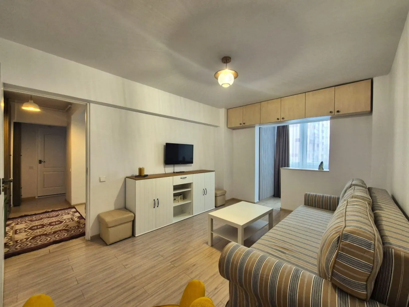 Zona Spitalul Judetean, apartament renovat complet - La 5 minute de Parcul Trandafirilor și Dealul Melcilor, vă propunem spre închiriere un apartament în suprafață de 54 mp, compus din 2 camere decomandate, loc de luat masa, spațiu de gătit , spații de depozitare, hol, baie cu cadă și aerisire naturală( geam).
Este situat la etajul 3, într-un bloc cu lift, casa scării curată, vecini civilizați, orientare sudică spre o stradă puțin circulată
Este mobilat si utilat complet conform pozelor, , într-o zonă liniștită, deține - 2 locuri de parcare 
Dotari:
Centrală termică proprie, mașină de spălat haine , frigider, cutor electric, plita inducție, cuptor cu microunde
și 3 televizoare
Toate lucrurile sunt într-o stare foarte bună, canapelele sunt extensibile și electrocasnicele noi.

Liber la închiriere, proprietar persoană fizică, se închiriază pe termen lung, nu se acceptă animale de companie. 
Garanția unei tranzacții sigure: 
În calitate de Reprezentant al acestui imobil, garantez că toate informațiile corespund realității, pozele sunt reale, situația juridică a imobilului a fost verificată, actele de proprietate sunt verificate
DETALIILE sunt stabilite în baza unui contract cu proprietarul și NU SUNT CU CARACTER INFORMATIV.

Proprietate complet pregătită pentru mutare!

Sună acum pentru detalii și vizionare!