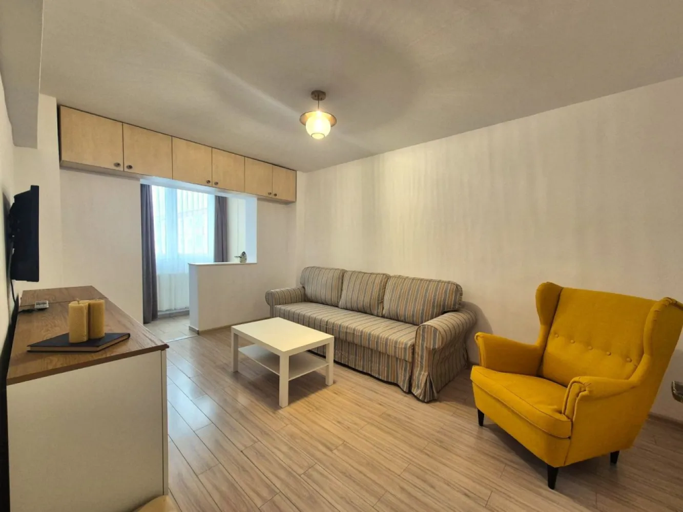Zona Spitalul Judetean, apartament renovat complet - La 5 minute de Parcul Trandafirilor și Dealul Melcilor, vă propunem spre închiriere un apartament în suprafață de 54 mp, compus din 2 camere decomandate, loc de luat masa, spațiu de gătit , spații de depozitare, hol, baie cu cadă și aerisire naturală( geam).
Este situat la etajul 3, într-un bloc cu lift, casa scării curată, vecini civilizați, orientare sudică spre o stradă puțin circulată
Este mobilat si utilat complet conform pozelor, , într-o zonă liniștită, deține - 2 locuri de parcare 
Dotari:
Centrală termică proprie, mașină de spălat haine , frigider, cutor electric, plita inducție, cuptor cu microunde
și 3 televizoare
Toate lucrurile sunt într-o stare foarte bună, canapelele sunt extensibile și electrocasnicele noi.

Liber la închiriere, proprietar persoană fizică, se închiriază pe termen lung, nu se acceptă animale de companie. 
Garanția unei tranzacții sigure: 
În calitate de Reprezentant al acestui imobil, garantez că toate informațiile corespund realității, pozele sunt reale, situația juridică a imobilului a fost verificată, actele de proprietate sunt verificate
DETALIILE sunt stabilite în baza unui contract cu proprietarul și NU SUNT CU CARACTER INFORMATIV.

Proprietate complet pregătită pentru mutare!

Sună acum pentru detalii și vizionare!